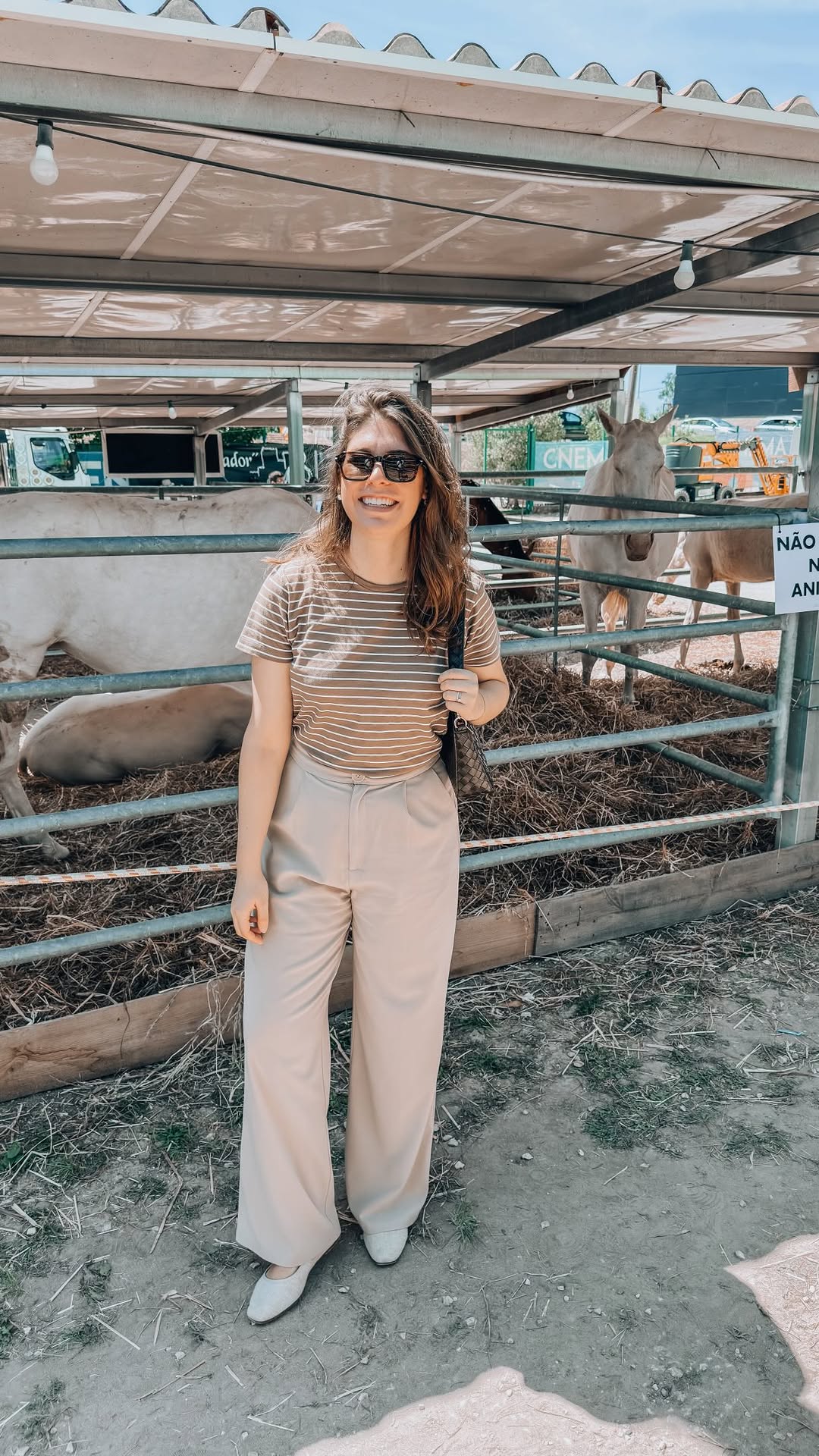 Já começou mais uma Feira Nacional da Agricultura! 🌾

Os animais é sempre a parte mais bonita da feira (para mim 🤭) e que faz as delícias do pequeninos e dos graúdos. E é delicioso ver os filhotes com as suas mães, o amor no estado mais puro. 🤍

E este ano fizemos uma pulseira permanente com as @joias_emar são soldadas na hora, e têm imensaaaas opções para escolher, acho super giro para fazerem sozinhos ou com alguém. Podem encontrar o stand na Nave C durante toda a @fna.cnema ✨

Isto foi um 