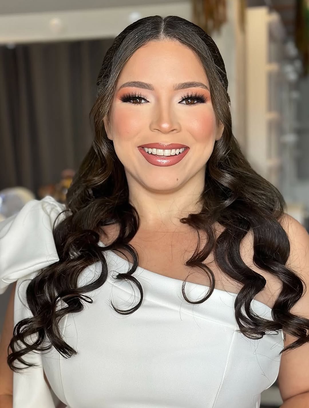 Um penteado elegante para uma noiva radiante. ✨👰

Nada me deixa mais feliz do que contribuir para que minhas clientes se sintam lindas e confiantes em momentos tão marcantes. Foi um prazer cuidar de você neste dia tão especial! 🤍

#Noiva2026 #PenteadoDeNoiva #HairStylist #DiaEspecial #noivalinda
