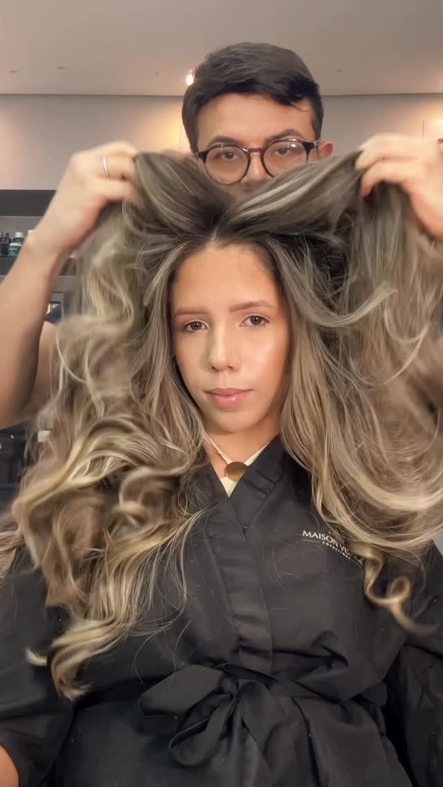 🌟 Leveza, luminosidade e elegância. Um loiro pensado para valorizar a beleza dos fios com transições suaves e um acabamento impecável. ✨
.
.
.
Hair: @lucasmarquesbeauty @lucasmarquesacademy 
Make: @danedias_b