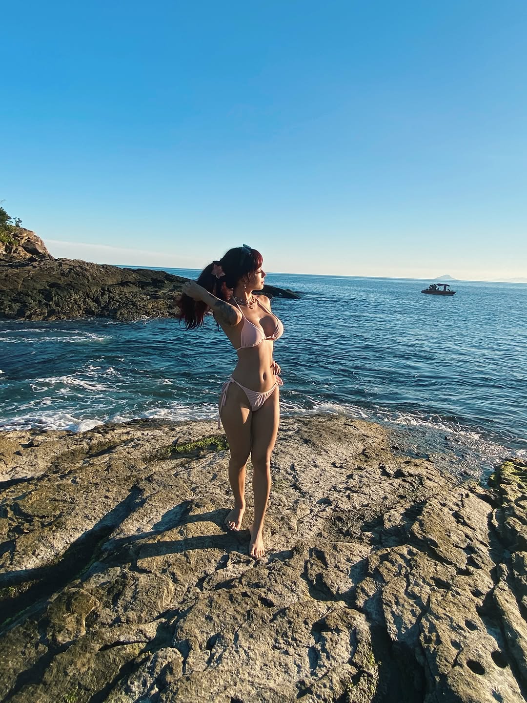 Imagina encontrar o paraíso em um só lugar…
Não bastava ser paradisíaca, o mar é limpo, calmo, areia macia e o melhor de tudo: cheio de pedrinhas, uma mais linda que a outra. 💖💖💖
