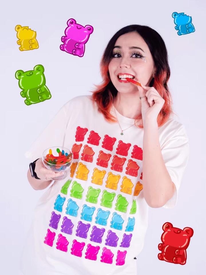 quem quer um sapinho gummy por aí? 🐸✨
minha mais nova estampa (que eu mesma desenhei hehe) na @uselolja 🫶
e por coincidência, ela ainda combinou perfeitamente pra sair nesse mês do orgulho 🌈❤️
e tem promoção, então aproveita: na compra de 1 moletom, ganhe 1 camiseta com o cupom 🏷️ UMACAMISETA ✨
espero que vocês gostem, fiz com muito carinho! 💖
.
📸: @jr_sander 💖
.
#fashion #pride #lgbt #gummy #frog