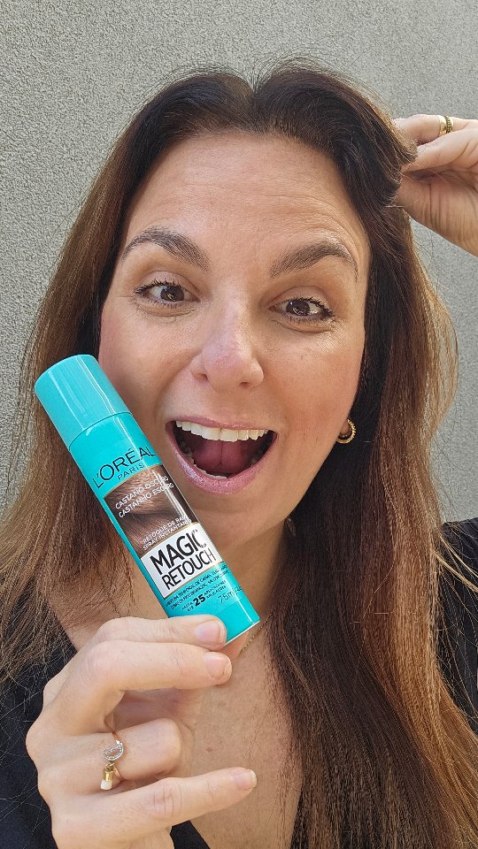 Sua raiz coberta em 3 segundos 😱 somente com Magic Retouch de @lorealparis 
Ontem precisava gravar uma publi e tentei prender o cabelo pra esconder um pouco os brancos, sem sucesso.
Usei o Retoque mágico, em segundos meu cabelo estava pronto, e o melhor, em casa
.
Vcs precisam conhecer!
Pra mim vai ser meu amigo 🫶🏻 que nao vou largar mais!!!
.
.
.
.
.
.
#retoquemagico #cabelolorealparis #publi