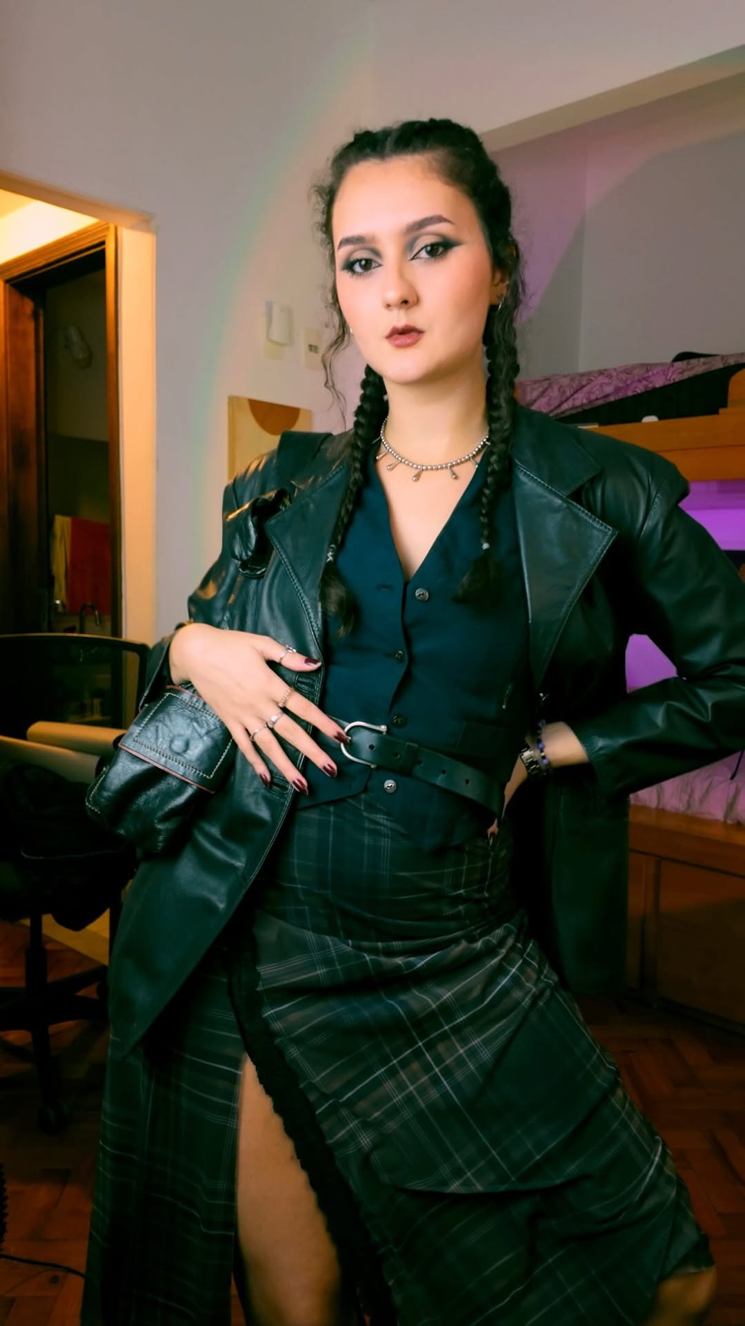 tô muito apaixonada pela minha bota nova 😮‍💨🥵

bota @menegatticouro 
vestido/saia @lojasrenner 
jaqueta, bolsa, colete são de brechó 😌