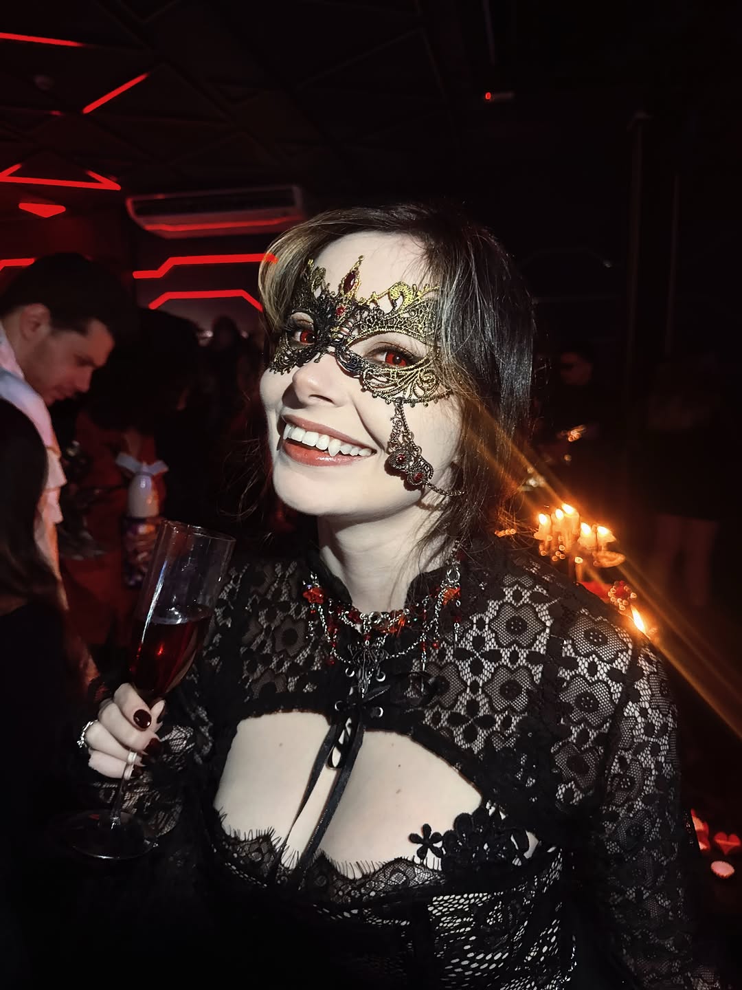 Eu estava muito ansiosa pra esse dia, foi incrível! Obrigada @xvampirefreaks & @ladyinlust por todo carinho, amo demais essa festa ♥️🍷 
.
Não tirei foto com a @cherielun 😭 que dor
.
.
#vampirefreaks #gothic #vampire #alternativo