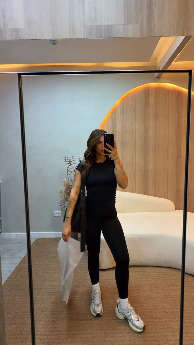 Eu descobri que o corpo sussurra por muito tempo antes de começar a gritar.

E olhando para trás, os sinais estavam por toda parte.

Cansaço constante. Gastrite. Baixa imunidade. Inflamações recorrentes. Uma alergia que simplesmente não ia embora.

Mas como muita gente, eu fui aprendendo a conviver com tudo isso. Afinal, quando os sintomas aparecem aos poucos, a gente começa a acreditar que eles são normais.

Só que não são.

Nessa consulta com a @nutriamandadelgado , eu entendi algo que mudou c