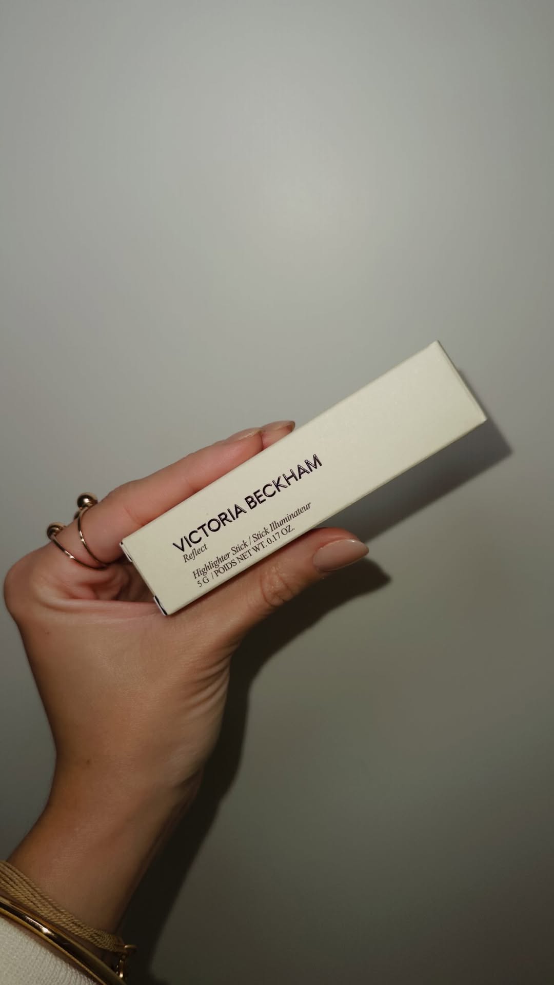 Reflect Highlighter Stick na cor Pearl da @victoriabeckhambeauty é o tipo de glow que parece nascer da própria pele. 🥹❤️

Comprei no próprio site da marca no 🇺🇸 (não entrega no Brasil mas você pode encomendar com a @importsunique_)

#maquiagem #dicas #reelsbrasil #makeup