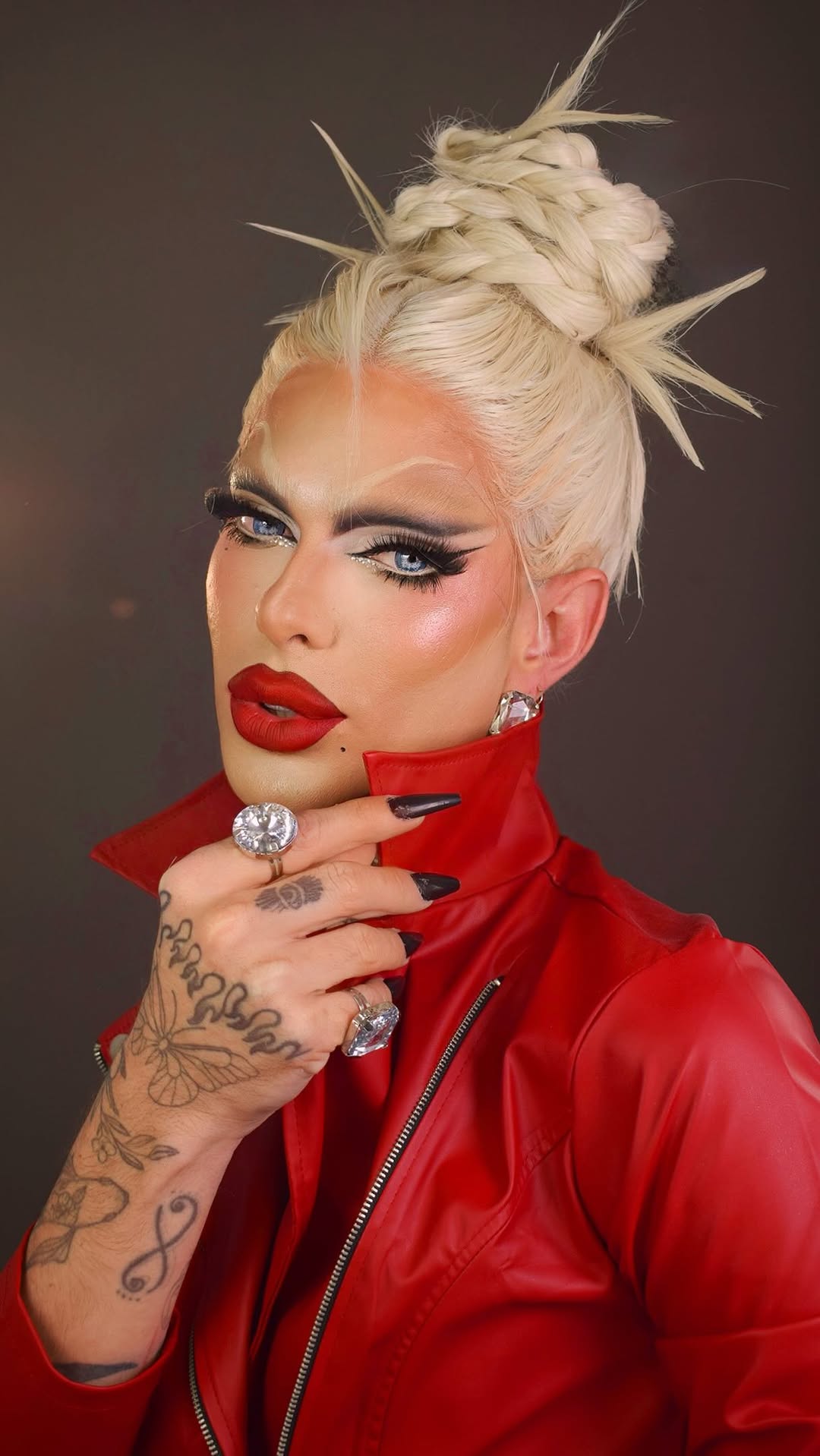 QUEEN TIME 👑✨
.
Hair @cidarodrigues_hair #makeup #dragqueen #cuiaba #maquiagem #maquiagemartística