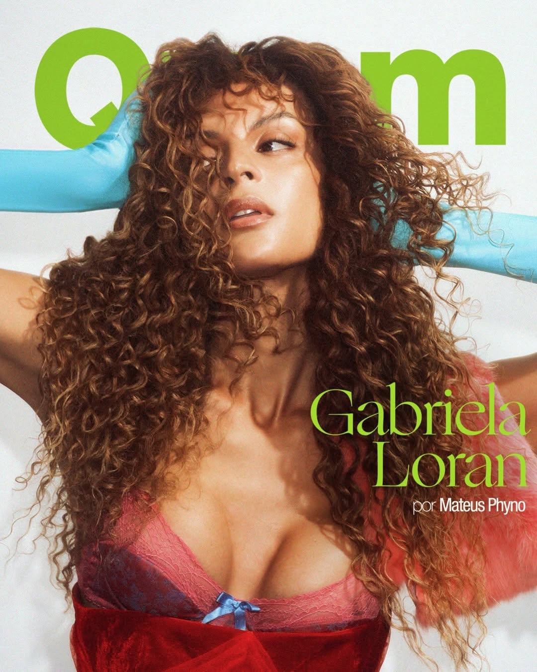 @gabrielaloran para @quem 
Texto e concepção criativa: @phynocomph_ 
Fotografia: @fredothero 
Styling: @vitferreira 
Beleza: @williamcruzes 
Assistência de fotografia: @calebe.fernandes, @mentedomalik e @sisi_pacheco 
Produção de moda: @luanleno e Katriel Barbosa Assistência de beleza: @ronaldohass 
Edição: @anacmoura Design de capa: @eduardogarda 
Assessoria de imprensa: @prismacolab