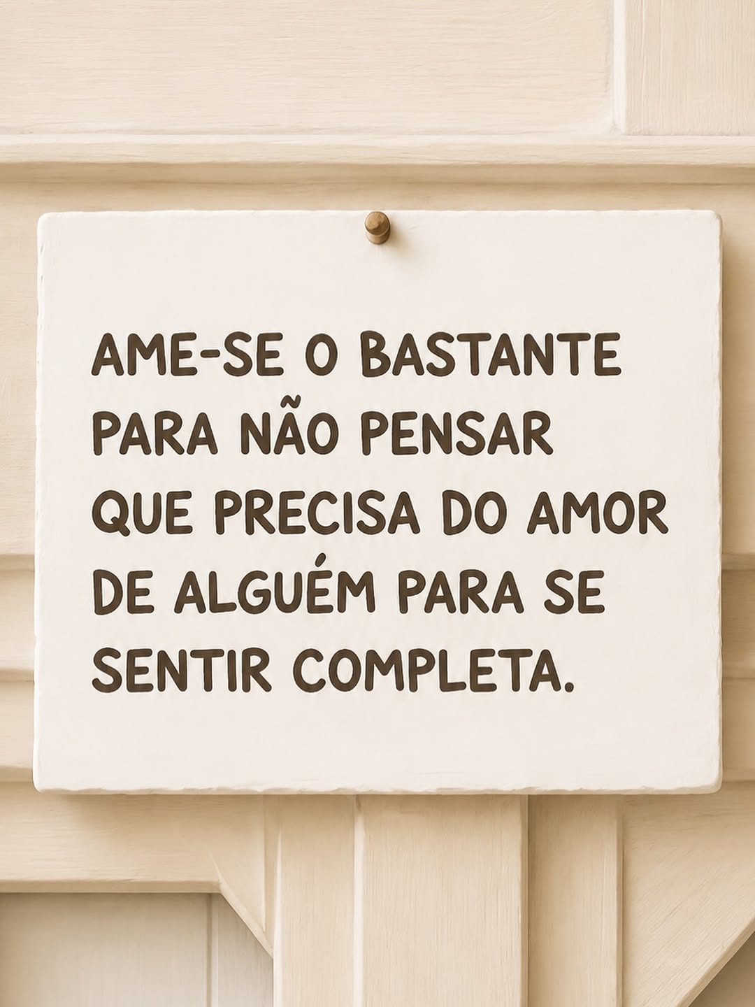 Em uma semana em que tanto se fala sobre encontrar o amor, quero fazer um convite diferente:

Que tal encontrar a si mesma primeiro?

Muitas vezes acreditamos que precisamos de alguém para nos completar, quando, na verdade, relacionamentos saudáveis acontecem quando duas pessoas inteiras escolhem caminhar juntas.

A neurociência mostra que nosso cérebro busca conexão, mas isso não significa dependência. Amar alguém não deve significar abandonar quem você é.

Neste Dia dos Namorados, lembre-se:
o
