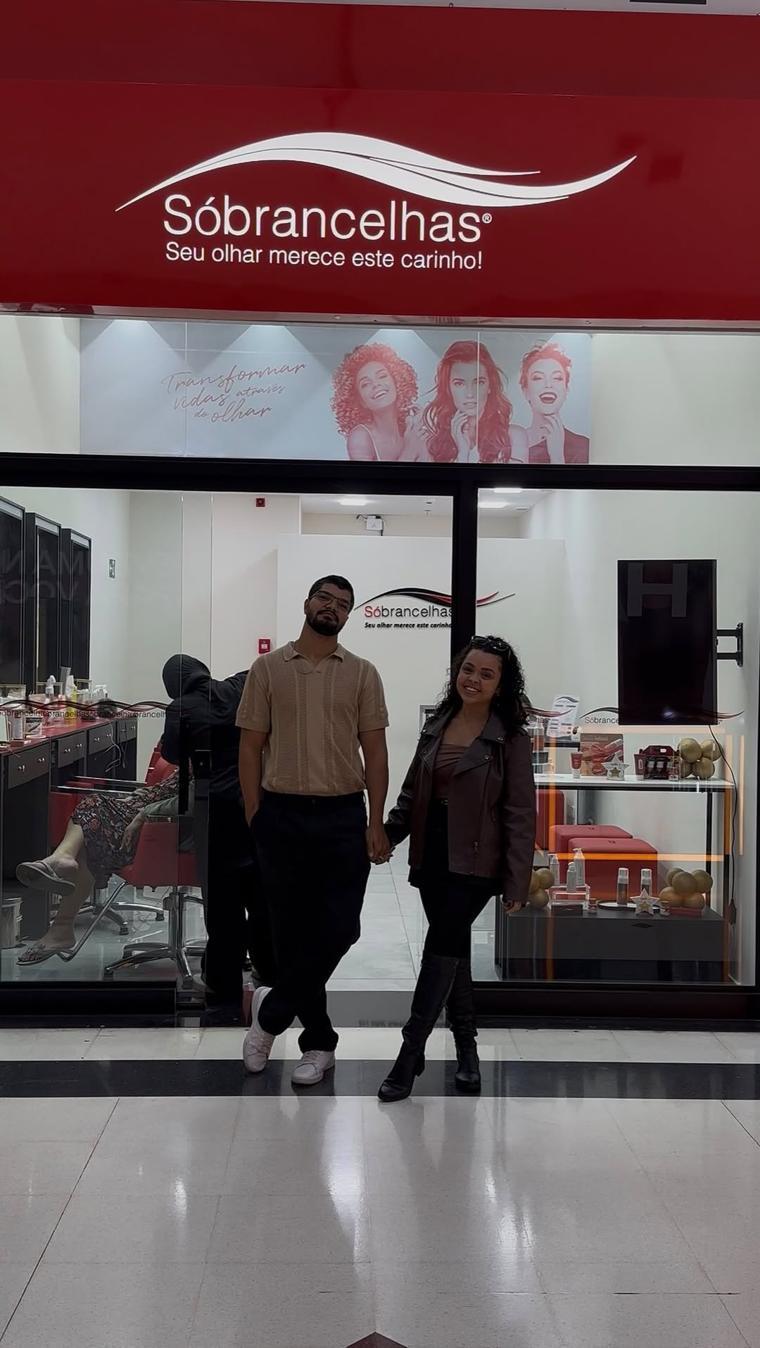 ❤️ Nosso date de hoje foi diferente!
Resolvemos iniciar essa semana com um momento de autocuidado no Espaço @sobrancelhassuzano , no Suzano Shopping. E a surpresa foi descobrir várias promoções especiais de Dia dos Namorados rolando por lá.
Nós aproveitamos a promoção para casais e adoramos a experiência! ✨
Se você está procurando uma ideia diferente para comemorar a data, essa pode ser a oportunidade perfeita para cuidar de si e de quem você ama juntinhos 🥰
Mas corre, porque essa promoção é vá