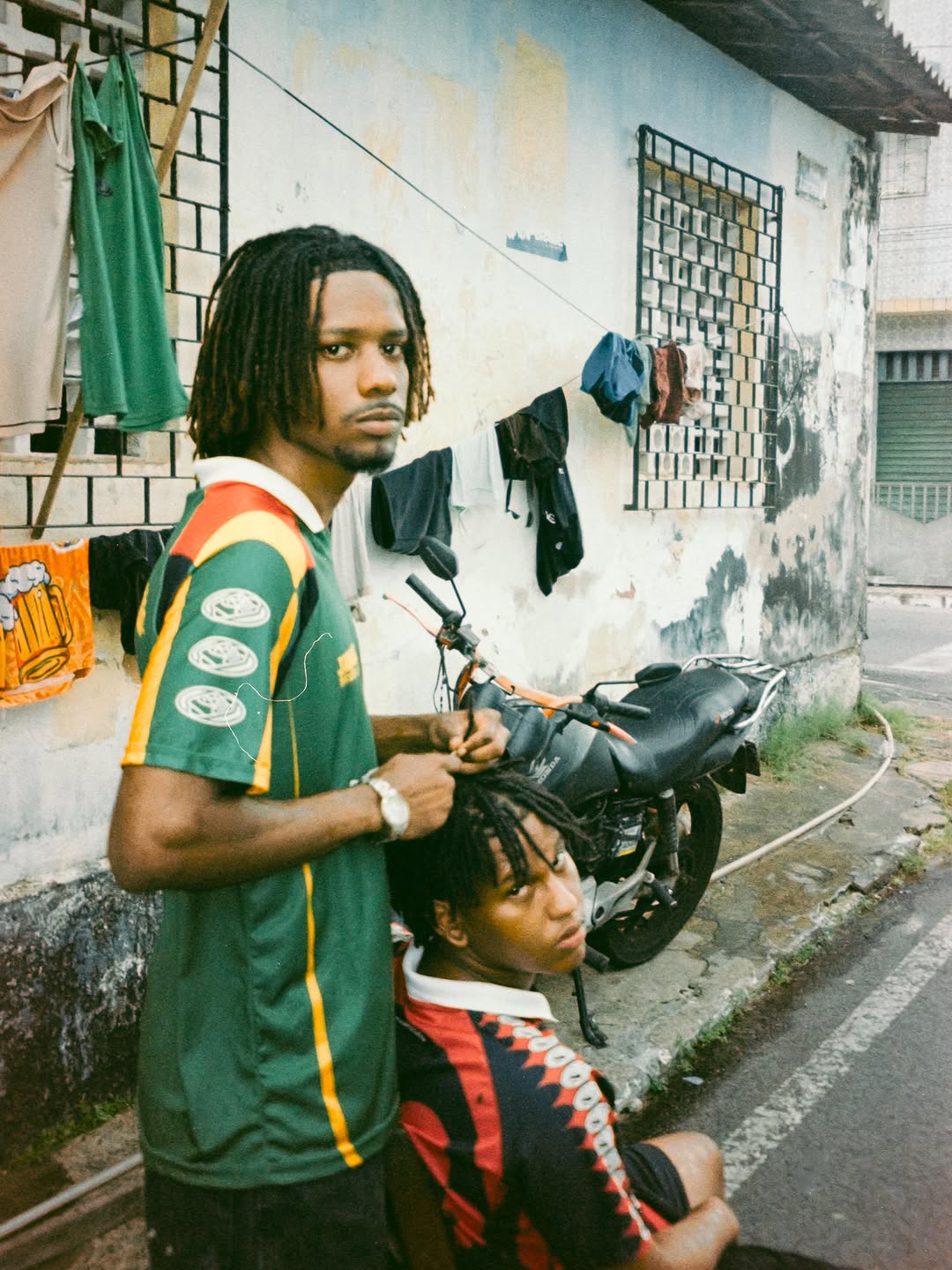 Um filme vencido da Solaris, uma câmera analógica(que nesse dia foi seu último click), amigos de coração  e o melhor lugar do mundo: Maranhão. Essas em específico foram feitas na quebrada Quilombo Liberdade.
Ah Maranhão, se eu pudesse eu levava o mundo pra ser abençoado aí.

Sessão de fotos Jamaica Style 

Nosso monstro historiador, arte-educador, dreadmaker @akilgoat fazendo seu belíssimo trabalho que me inspira.
Camisas de time @_origes originalmente original 
Digitalização museológica @nanni_