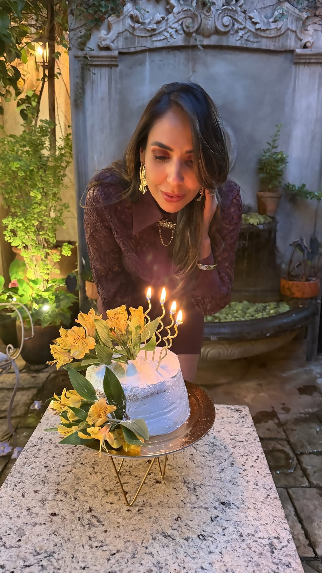 Um novo ciclo que começa cercado de amor, boas energias e um cenário que parece um filme.🎂🎉

Não poderia ter sido mais perfeito. Do jeitinho que eu queria, uma café delicioso cercado por pessoas especiais.

O aconchego da @opticacrismasson somado ao capricho absoluto da @confeitaria.vilacaramelo em cada detalhe do buffet tornaram meu dia inesquecível. 

Que delícia sentar, rir e conversar, sem se preocupar com nada!
Deixei tudo nas mãos da @confeitaria.vilacaramelo e ela caprichou em cada deta