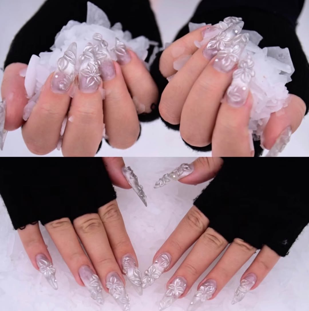 ~ minha cli foi ver a neve e ÓBVIO que ir ter uma unha personalizada pra esse momento, saber criar para suas clientes é um diferencial, é ser artista 

a pegada dessa unha era realmente uma vibe de vidro, neve, transparência e clarinho que sim… FLORES 3d ⭐️