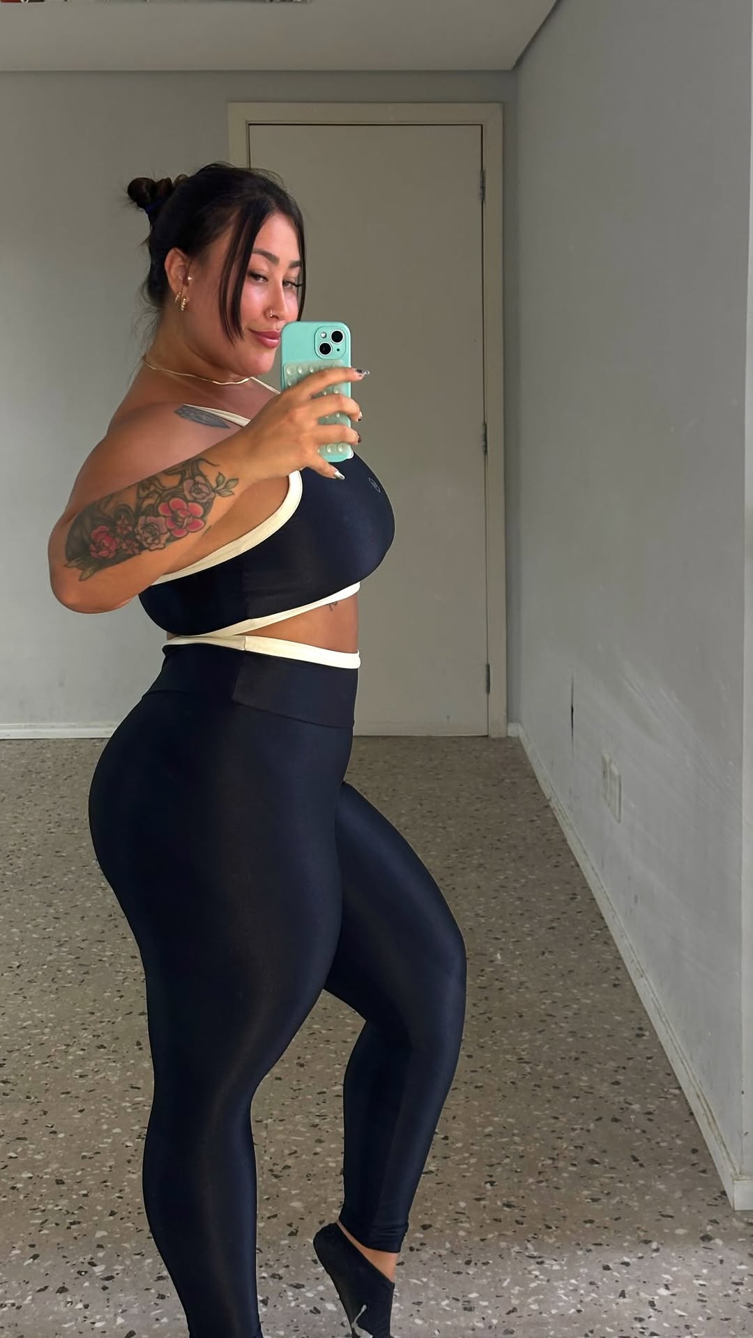 Ai que loucura!🤪
Chamar de feia até hoje nunca deu certo!✨💋

Look do primeiro take: @vestgofit 🖤🤍
.
#explore #curve #antesedepois #viral