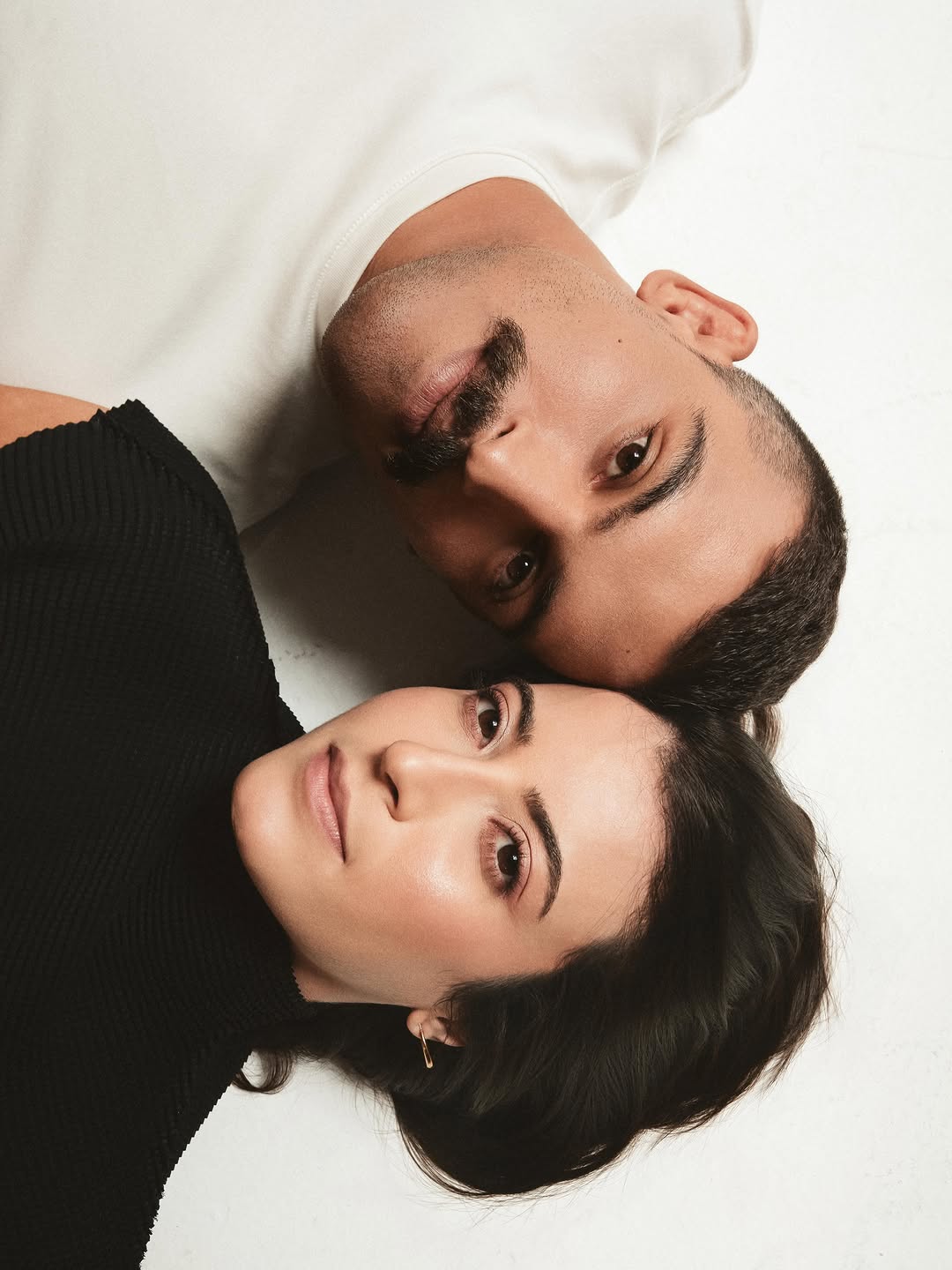 o amor não mora nas palavras grandes

mora no jeito de rir junto
de caber no mesmo passo
de inventar uma dança

com as flores vermelhas da @pulseatelie 
Neto e Brena fizeram da tarde um jardim

e o resto foi música

❤️