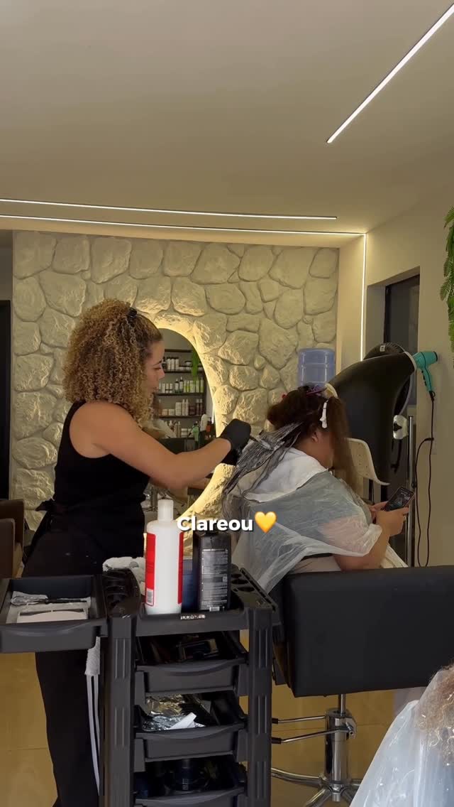 “Clareou…” ✨
No começo era só um sonho… meio apagado, cheio de dúvidas, mas com muita vontade de dar certo. 🤍
E junto com o tempo, vieram as conquistas, os aprendizados e cada cliente que confiou no meu trabalho.
O que antes era simples, hoje é transformação.
O que antes era insegurança, hoje é certeza do meu propósito.
Meu salão não cresceu só por fora… cresceu dentro de mim também. 💫
E cada antes e depois carrega uma história, uma superação e muito amor pelo que eu faço.

#cachosperfeitos  #