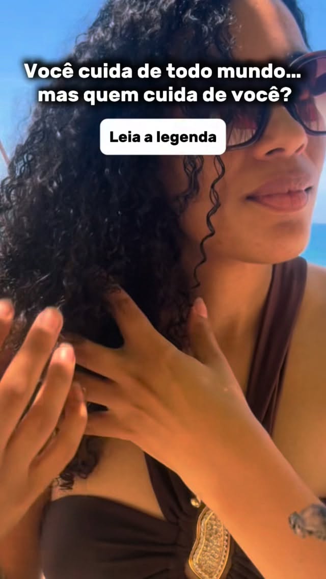 Você lembra a última vez que fez algo só por você?

Não por obrigação. Não pra agradar. Não pra cumprir tarefa.
Só. Por. Você.

A gente aprende desde cedo a cuidar dos filhos, do parceiro, da casa, do trabalho, das amigas, da família. E vai colocando o próprio nome no final da lista até o dia em que a lista acaba e você nem chegou nela.

Autocuidado real não é egoísmo. É o que te mantém inteira pra continuar sendo quem você é pra todo mundo.

E ele não precisa ser caro ou perfeito.

Pode ser:
✨ 