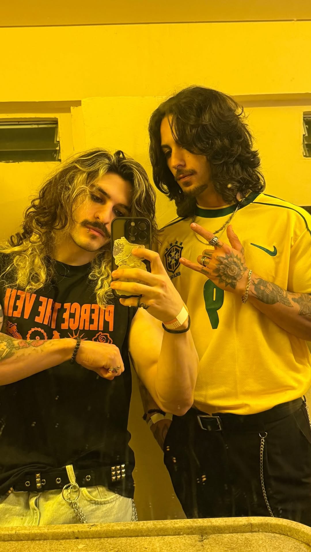 Quem não curte um pagodinho | 🏷️ RYANDRO na MENTAL MADNESS e na GROWTH
SEGUE NOIS
.
.
.
.
.
.
.
.
.
.
#emo #alternative #festa #alt #party