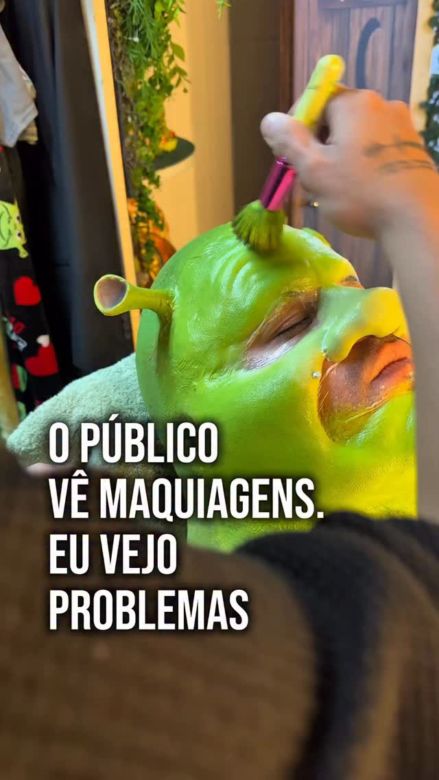 Muitas vezes eu não escolho o que fica mais bonito no camarim, eu escolho o que continua funcionando depois que o show começa.

Se você gosta de backstage, me segue, to postando vídeo quase todo dia! 💚
.
.
.
#teatromusical #backstage #makeup #shrek