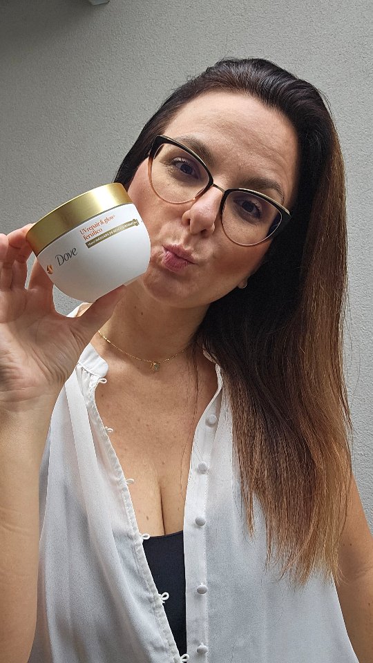 Vc sabia que os raios solares fazem muito mais mal pro nosso cabelo que secador e chapinha? 😱
Nao ne?! Pq eu nao sabia...
.
Que bom que @dovebrasil sabia 
Essa linha Dove UV Repair e Glow veio pra ficar
Testei e foi excelente para o meu cabelo
Shampoo, condicionador, oleo + serum bifasico e máscara 10X1 
.
A máscara foi a minha queridinha
Máscara de Resgate Intenso 10X1
Acredita que em 1 min ela traz 10 benefícios para o nosso cabelo 💛
.
.
.
.
.
.
#meucabelocomdove #cabelosprotegidoscomdove #p