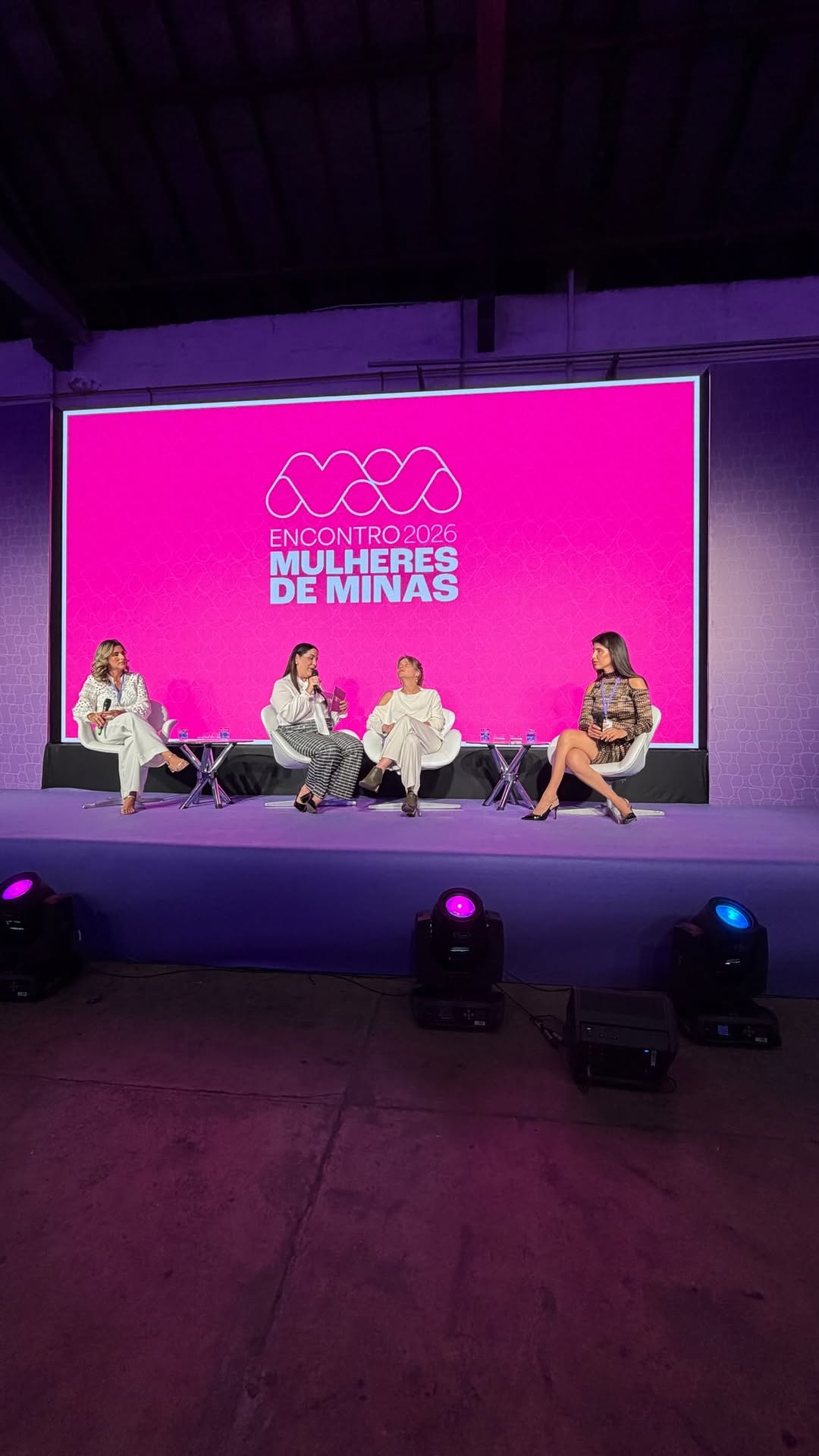 Hoje eu tive uma oportunidade muito especial: subir no palco do Mulheres de Minas, uma iniciativa do Governo de Minas Gerais para unir, fortalecer e impulsionar mulheres. 

O tema, maternidade e saúde mental. 

Pra mim, que sou mãe há apenas 7 meses, foi uma honra ser lembrada e considerada uma referência para falar de um assunto tão delicado e tão importante! 

Pra mim, se incluir, ter tempo de se cuidar e ser capaz de se enxergar enquanto indivíduo, antes de alguém que serve é imprescindível p