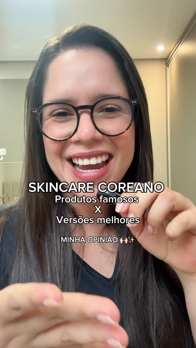 📌 Skincare coreano que você conhece porque ficou famoso VS versões melhores, mas não tão famosas assim.

Hoje o duelo é:

💚 Celimax Ji Woo Gae Heartleaf BHA Pad
🩵 Medicube Zero Pore Pad

Depois de testar os dois, senti resultados muito parecidos na textura da pele, oleosidade e aparência dos poros.

Mas, para a minha pele, o Celimax teve uma vantagem importante: ele foi mais confortável de usar e causou menos irritação.

Além disso, ele costuma custar bem menos.

Então, quando eu coloco na ba