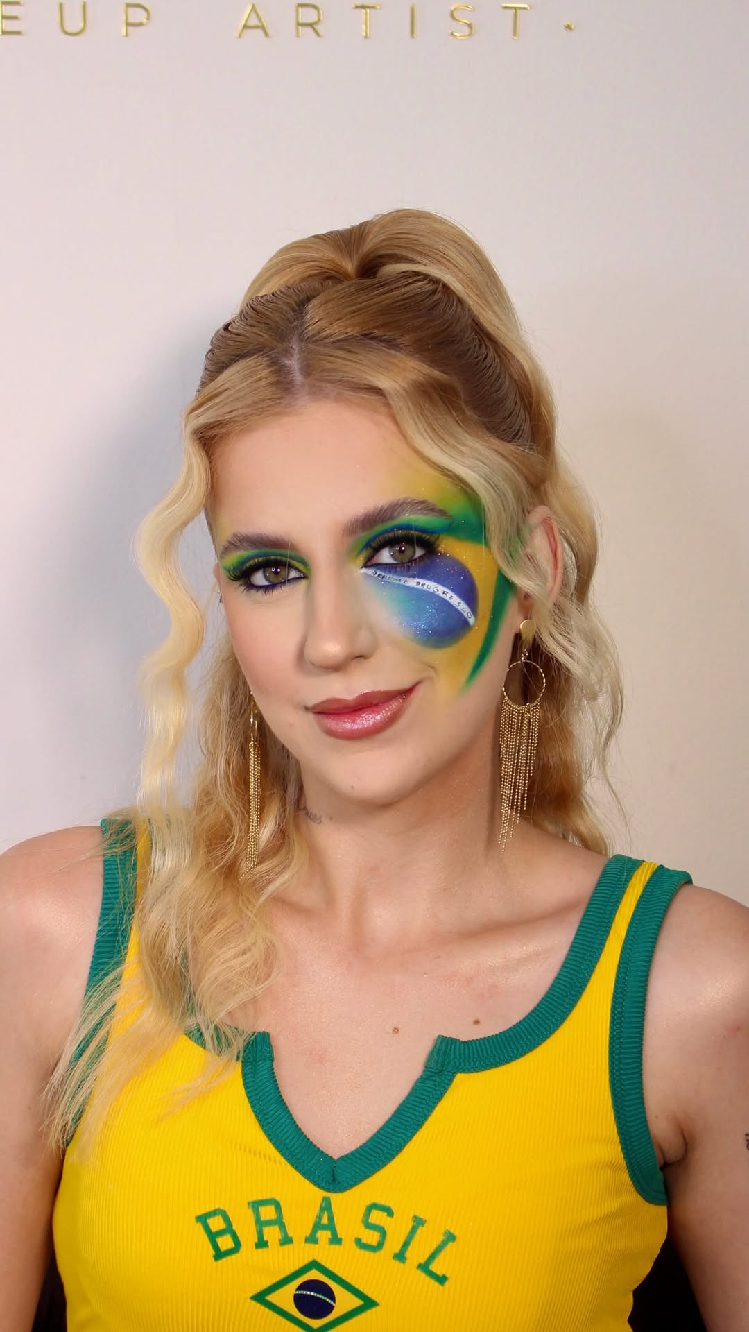 Em clima de copa ⚽️🇧🇷💛💚💙

Reproduzi uma make da copa passada, asmaram?

Penteado: @beatrizcardoso.hair 

#copa2026 #copadomundo2026 #maquiagemcopa #copadomundo
