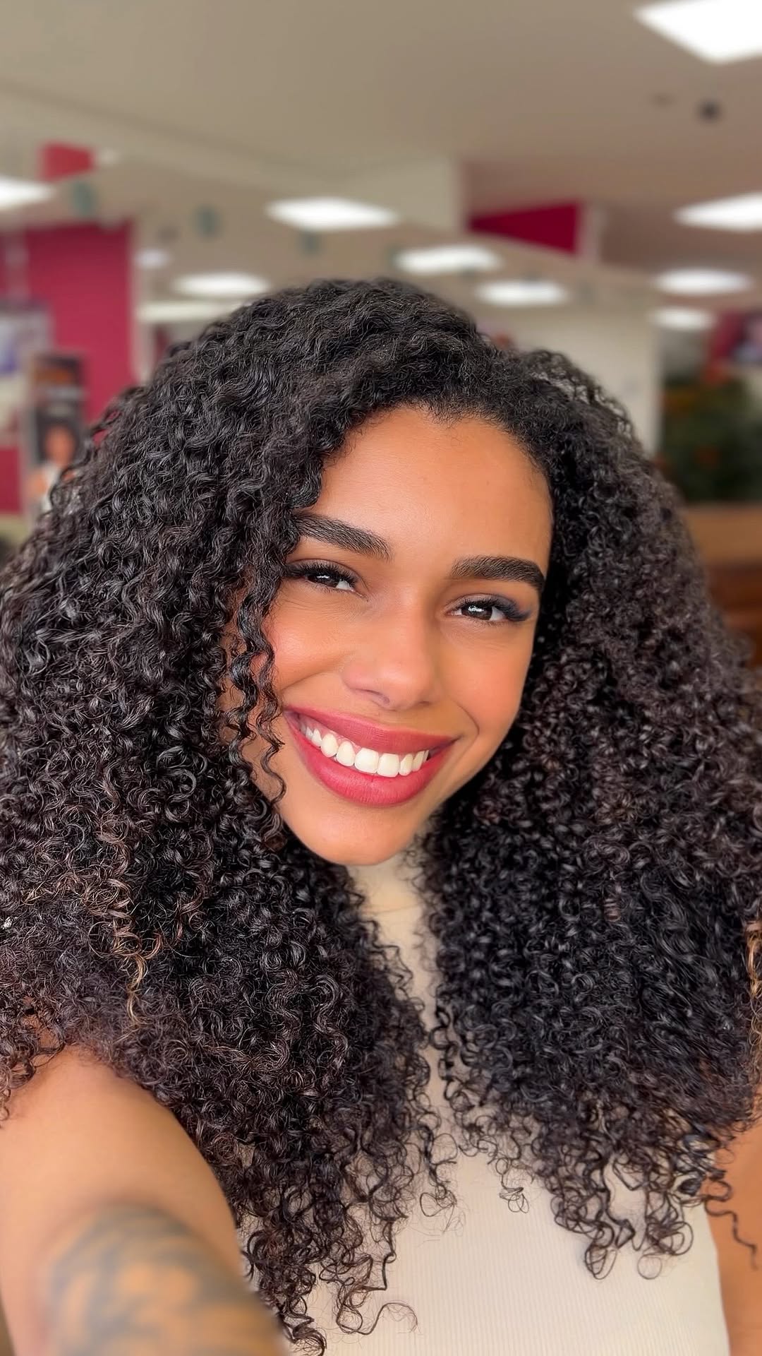 Vocês tem me enchido de perguntas sobre como meu cabelo está crescendo e desenvolvendo tanto.. E a resposta disso é muito simples, estou cuidando do comprimento dele. 🧖🏽‍♀️✨

Todos os meus últimos tratamentos foram feitos no @institutobelezanatural e o meu cabelo tem sido a prova de que quando a gente realmente investe em cuidados, o cabelo muda completamente. 💆🏽‍♀️🩷