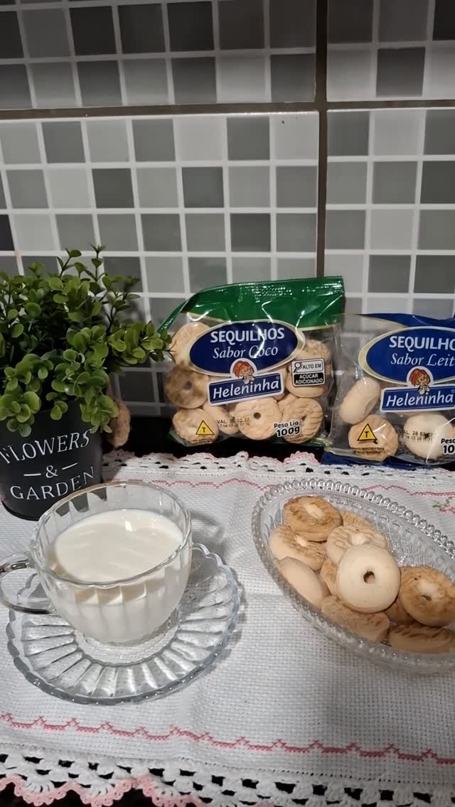 Tem combinações que aquecem o coração, e essa é uma delas! 
No meu lanche da tarde, escolhi os deliciosos sequilhos da @biscoitos.heleninha .E confesso: enquanto muita gente prefere um cafezinho, eu sou do time que não abre mão de um copo de leite bem geladinho para acompanhar. 
Leves, saborosos e perfeitos para transformar uma pausa simples em um momento especial. Qual sabor você escolheria: leite ou coco? 

@cha.com.elas_

#biscoitosheleninha
#lanchedatarde
 #sequilhos
 #momentoespecial
 #café