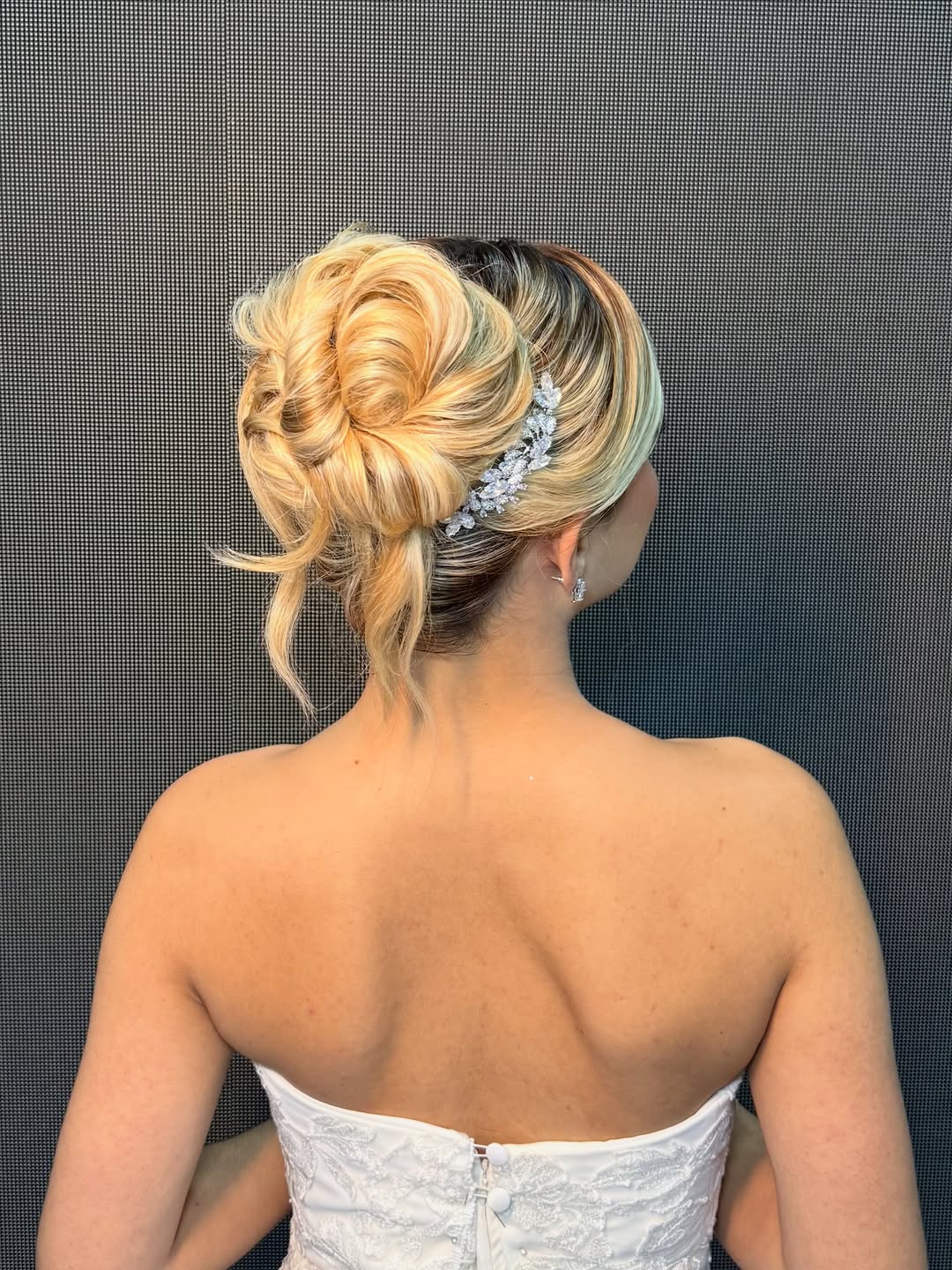 Mais um ano na Hairnor, compartilhando técnicas de penteados, tendências e minha visão profissional ao lado de talentos incríveis da área da beleza.

Gratidão pelo convite @danybeautyspa e por fazer parte de um evento que inspira e fortalece nossa profissão. 🤍

#hairnor #penteados #noiva #penteadodenoiva