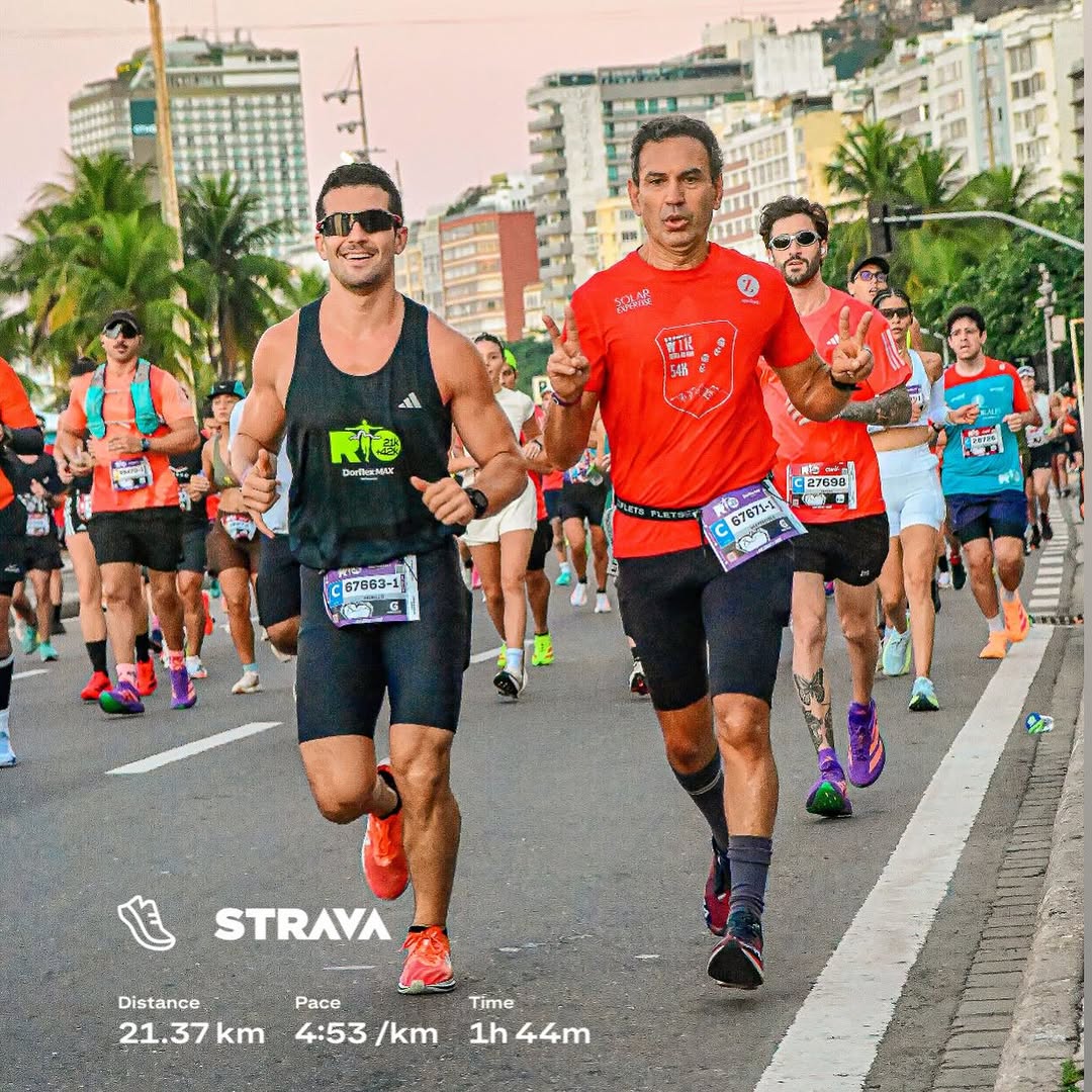 21 km — Half Maratona do Rio de Janeiro • Um dia inesquecível de pai e filho 🏃🏽‍♂️🤍✔️

O famoso Cidão, vulgo meu querido pai, me convidou para fazer o desafio da Maratona do Rio. Nesse dia, resolvemos correr juntos e guardar as pernas para o dia seguinte, quando enfrentaríamos a famosa Maratona: 42,195 km.

O que eu não esperava era que esse 21 km fosse tão especial. A gente se divertiu do início ao fim, riu, sentiu a energia única desse evento mágico que é a Maratona do Rio e, principalmente