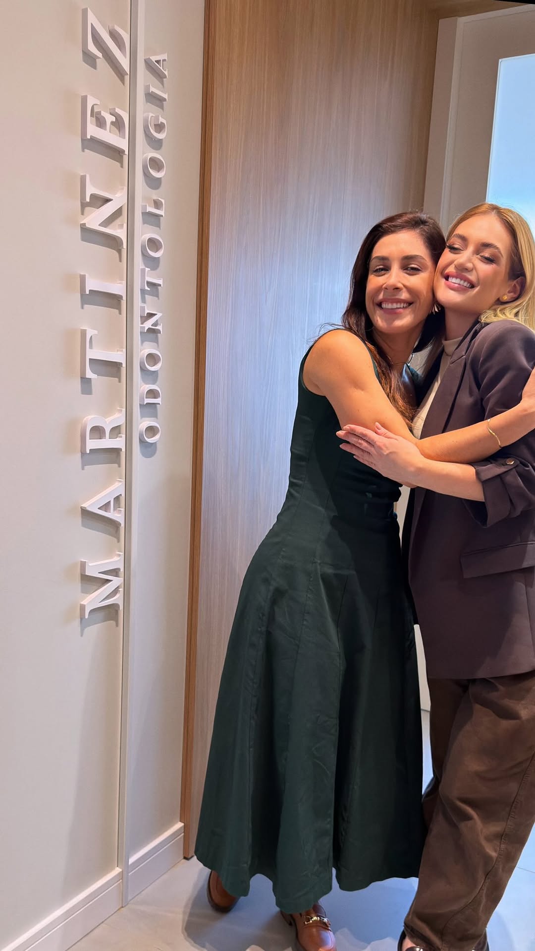 Alguns profissionais acompanham apenas uma fase da nossa vida. Outros acompanham a nossa evolução.

Desde 2024, a Dra. Gabriela cuida do meu sorriso com a mesma dedicação com que acompanha cada nova versão de mim. Entre consultas, mudanças, conquistas e recomeços, existe algo que permanece: o cuidado, a confiança e a certeza de estar em boas mãos.

E agora, em um consultório novo e ainda mais lindo, seguimos construindo esse sorriso juntos. ✨

Obrigada por todo o carinho, atenção aos detalhes e 
