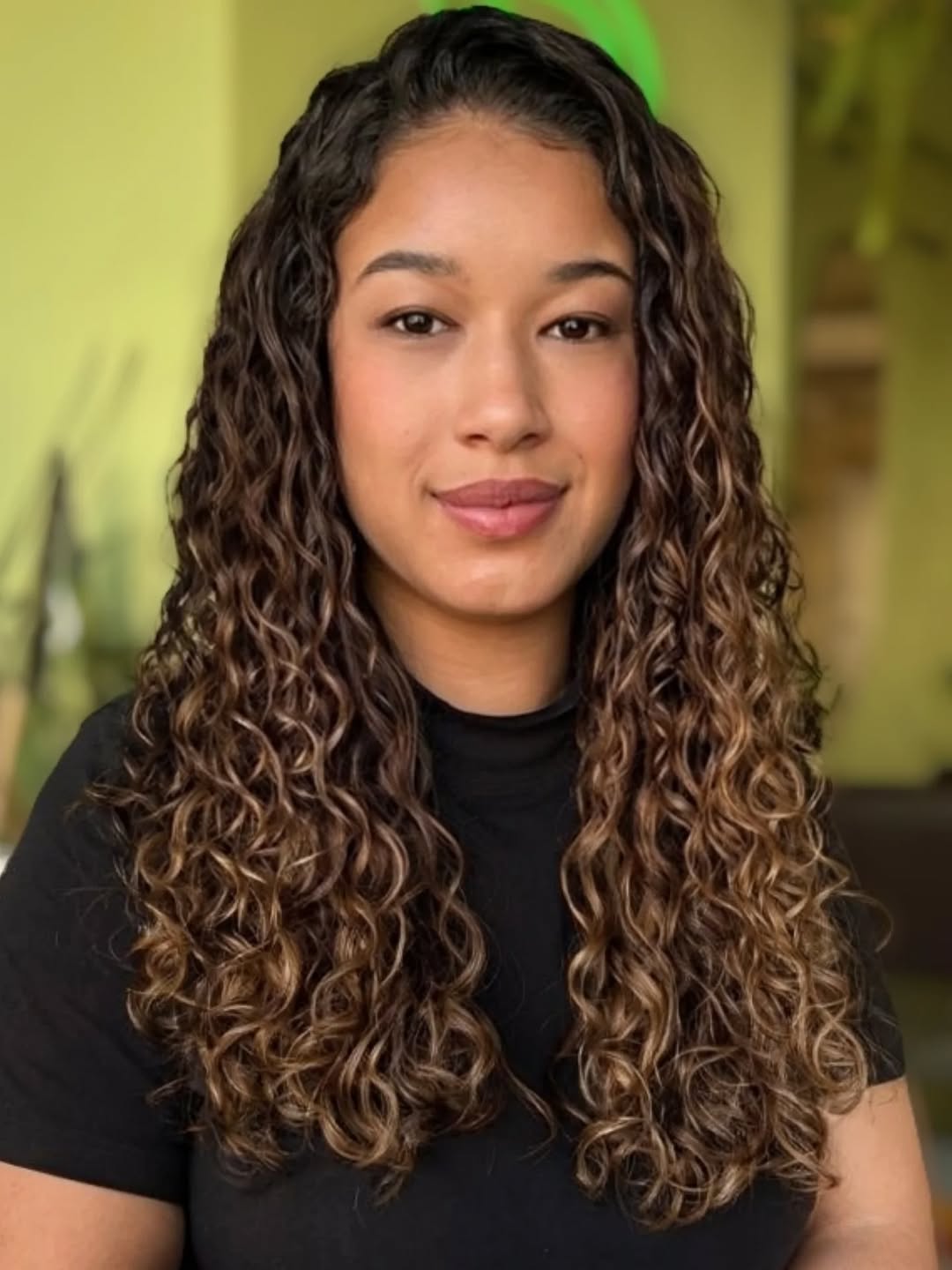 Corte em camadas baixas para Any.... Na verdade foi uma correção de corte, onde ela costumava ir o profissional escovava seus cabelos e fazia o corte, porém ela usa 99% do tempo o cabelo cacheado. Cabelo com curvatura se corta com os fios secos ou molhados ! 😉