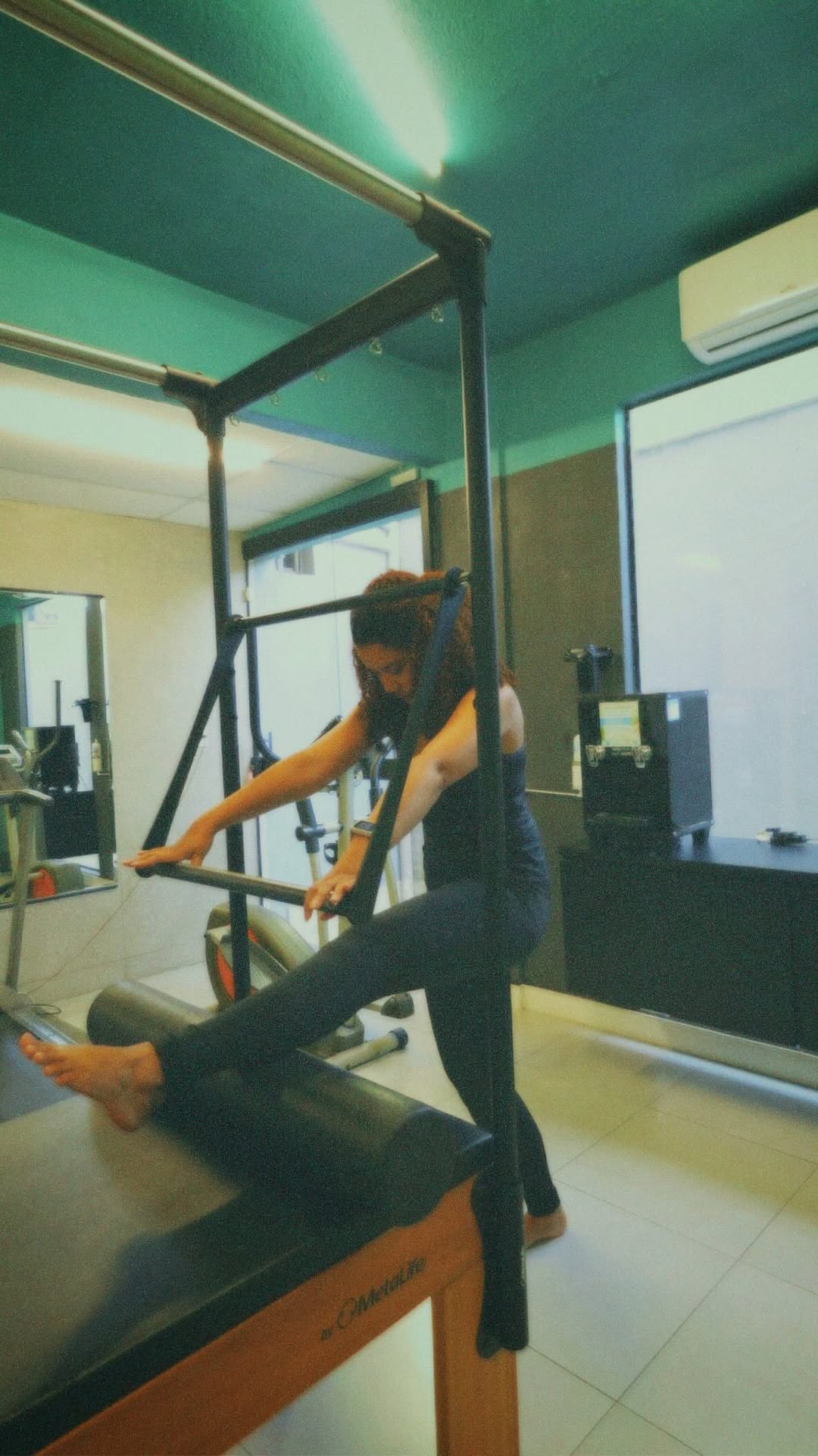 Olá, amores! 💖✨

Finalmente vim compartilhar com vocês um pouquinho de como foi minha primeira aula de pilates!

Confesso que comecei sem saber exatamente o que esperar, mas me apaixonei logo na primeira aula. 😍 Hoje continuo praticando e tenho sentido cada vez mais a diferença no meu corpo e na minha rotina.

Além de ajudar no fortalecimento muscular, o pilates tem melhorado minha postura, minha flexibilidade e até me proporcionado momentos de mais leveza em meio à correria do dia a dia. ✨

T
