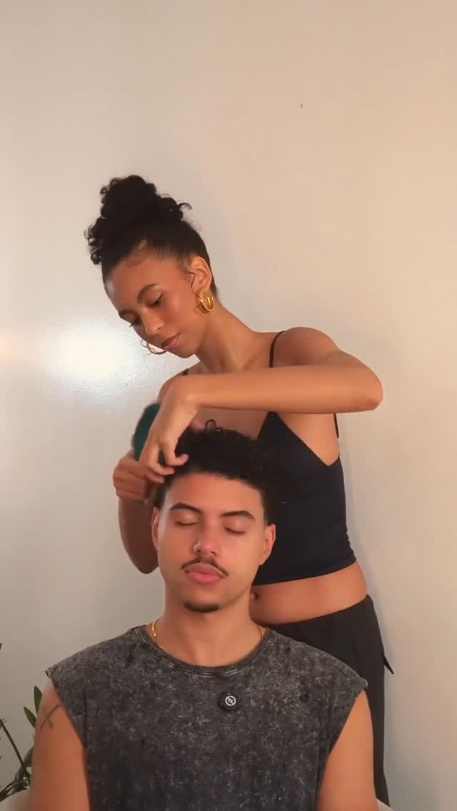 finalizando o cabelo dele🧑🏽‍🦱🪮

#curlyhair #cachos #couple #viral