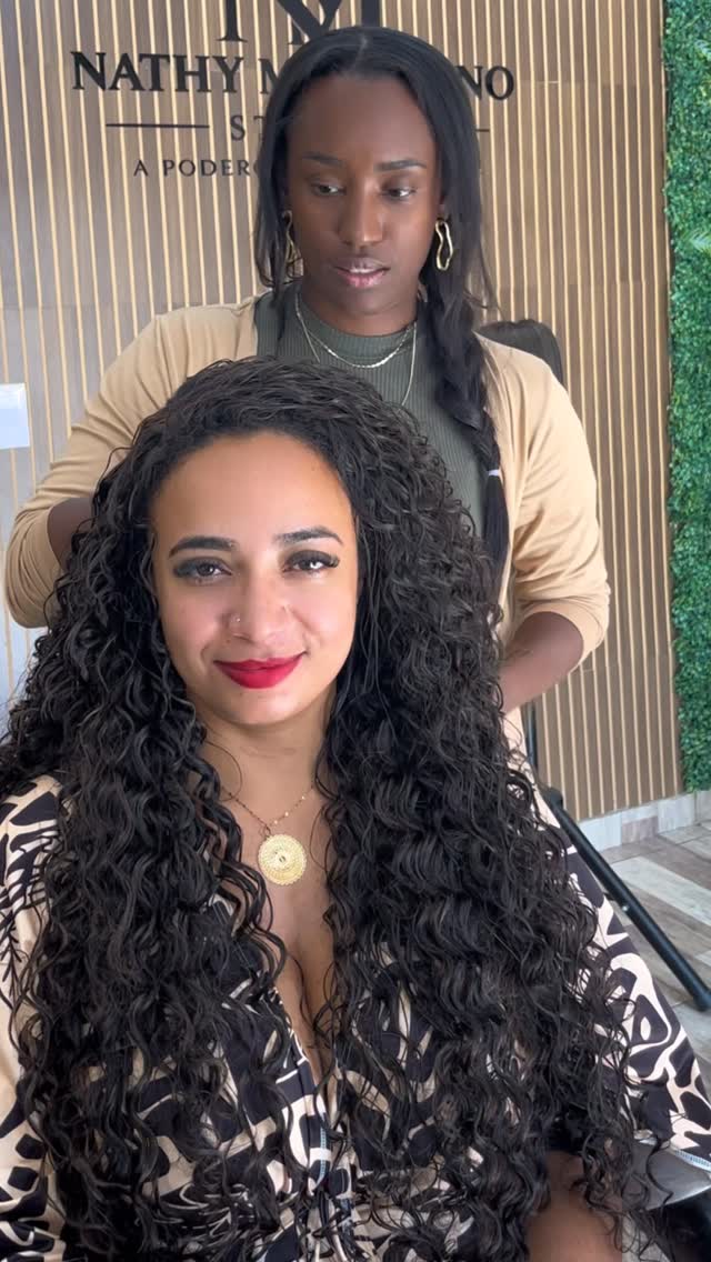 Enquanto muita gente acha que precisa de anos de experiência para começar, tem alunas aprendendo do zero e dando os primeiros passos em uma profissão que pode transformar a realidade financeira delas.

No meu Curso Online de Mega Hair Entrelace Iniciante, eu ensino desde a trança base até os acabamentos mais utilizados no meu estúdio, de forma simples e prática.

Uma única cliente pode pagar o valor do curso.

Agora a pergunta é: onde você quer estar daqui a alguns meses?

✔️ Aprendendo uma nova