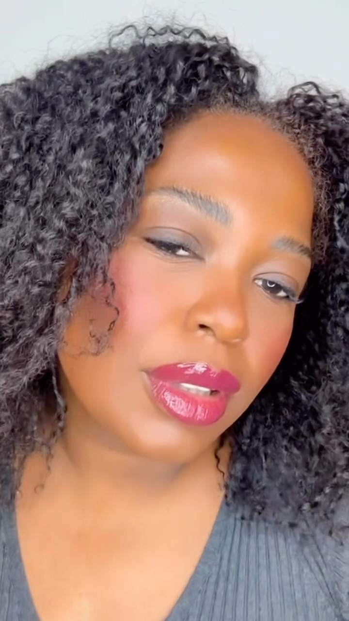 ✨ Make completa, prática e cheia de personalidade com Boca Rosa Beauty! ✨ 

@bocarosabeauty 

Para essa produção, usei o Stick Pele cor 45 para uma cobertura uniforme e acabamento impecável. O Stick Pele cor 30 entrou como corretivo, iluminando e valorizando os pontos estratégicos do rosto. Para dar profundidade e definição, utilizei o Pó Compacto 07 como contorno, garantindo um efeito natural e elegante.

O toque de cor ficou por conta do Stick 3 em 1 Blush Multifuncional Manaux, que trouxe aqu