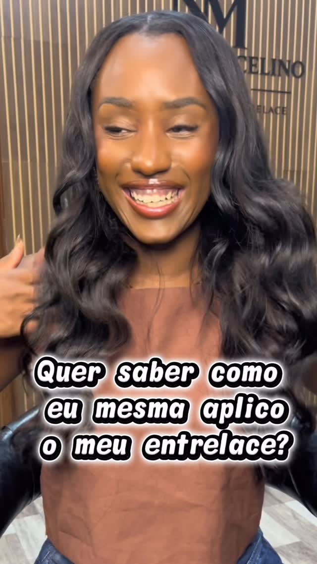 Demorei quase 4 horas para fazer essa aplicação em mim mesma. 😅

Não vou mentir: dói o braço, exige paciência e prática. Mas tem uma vantagem incrível… além de poder mudar o visual quando quiser, você também aprende uma habilidade que pode te gerar uma nova fonte de renda.

Foi pensando nisso que criei meu curso online, onde ensino desde a trança base até os 2 acabamentos mais utilizados no meu estúdio.

Uma profissão que transforma a autoestima de mulheres todos os dias e que, com dedicação, p