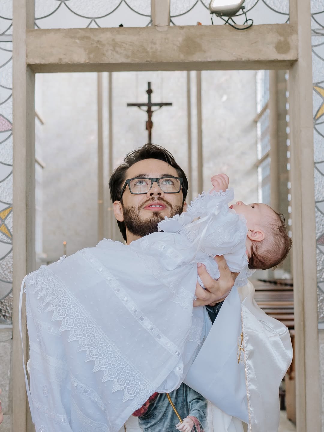No dia 07/06, nossa Maria recebeu o mais precioso dos presentes: tornou-se filha de Deus pelo sacramento do Batismo. Que a luz de Cristo ilumine cada passo da sua caminhada, que Nossa Senhora a cubra com seu manto de amor e que ela cresça sempre cercada de fé, esperança e amor. Um dia que ficará eternamente guardado em nossos corações. ✨🤍

Te amamos filha 🩷

Obrigada @isabelifotografia por registrar esse momento tão lindo em nossas vidas 🩷