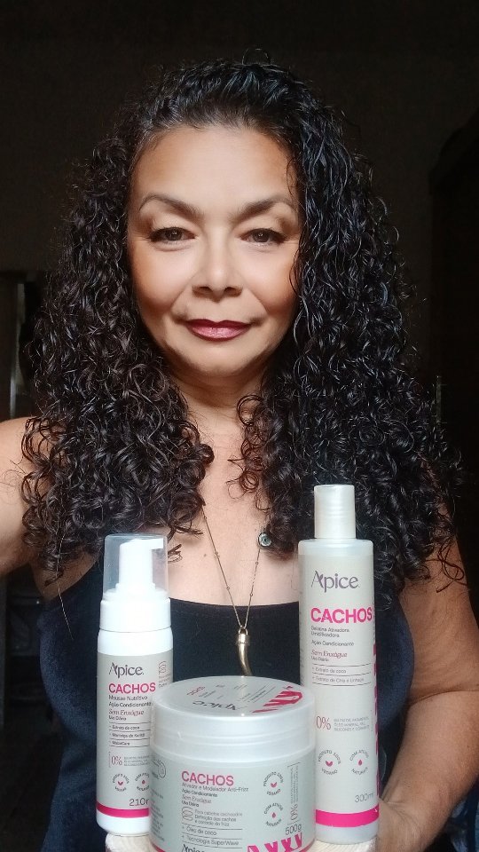 💯Sabe aquela finalização das gringas que usam vários produtos nos temos kkkkkkk
💯Nessa finalização usei:
💯O Mousse nutritivo com ação condicionante.
➡️Seus ativos são:Extrato de coco,manteiga de karité e o maizecare.
💯O ativador e modelador anti-frizz.
➡️Seus ativos: Óleo de coco e tecnologia super wave.
💯E usei também a gelatina ativadora e umidificadora.
➡️Seus ativos:Extrato de coco e o extrato de chia e linhaça.
Depois disso voce corre la no site da @apicecosmeticos 
🏷Usa meu cupom:EST
