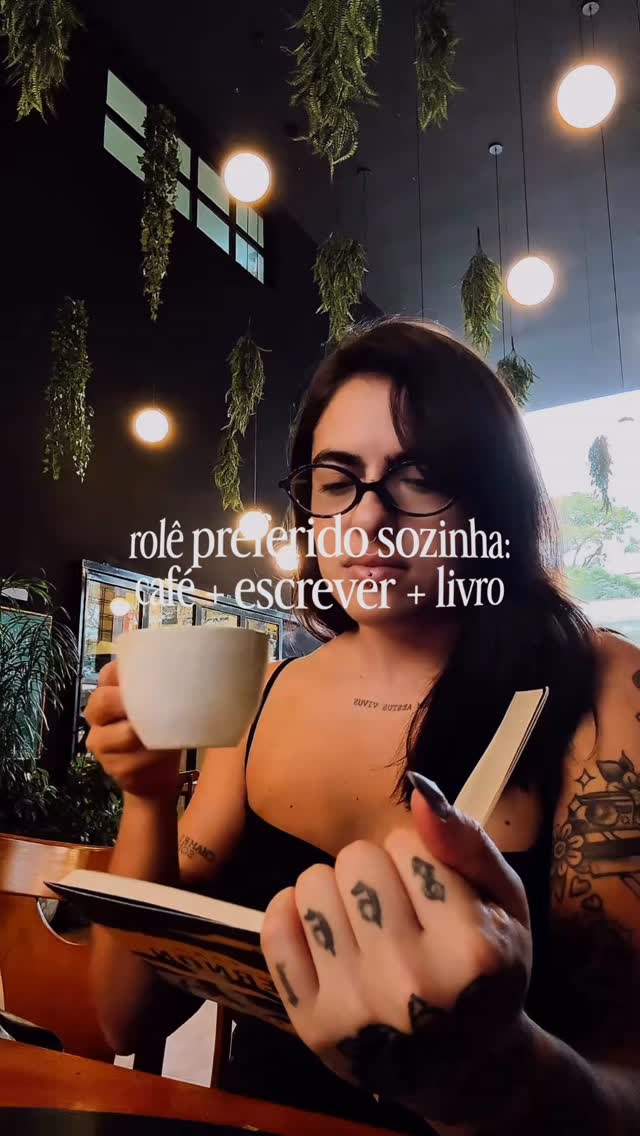 amo me levar pra sair pra fazer minhas coisinhas preferidas 🖤☕️📖✨

cafeteria da vez: @lalecafedoceria (primeira vez que fui e amei, com certeza vou voltar) 

vocês também gostam de sair sozinhos? comenta aqui! 

#cafe #cafeteria #sozinha #livro