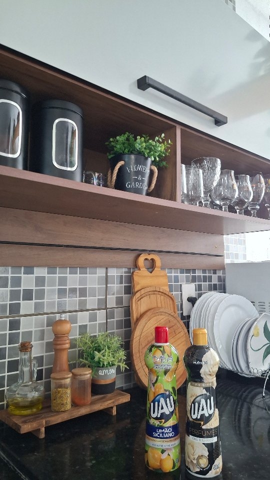 Nada melhor do que uma cozinha limpa, perfumada e pronta para receber mais um momento especial em família. 
Comecei removendo toda a gordura e sujeira com o Desengordurante Concentrado Limão Siciliano da @uauingleza , que deixa tudo brilhando com praticidade. Depois, finalizei com o Multiuso Perfumes Chá Branco, trazendo aquele cheirinho sofisticado e aconchegante que transforma a casa inteira. 
Porque cuidar do lar também é sobre criar ambientes gostosos de viver. E com os produtos certos, a ro
