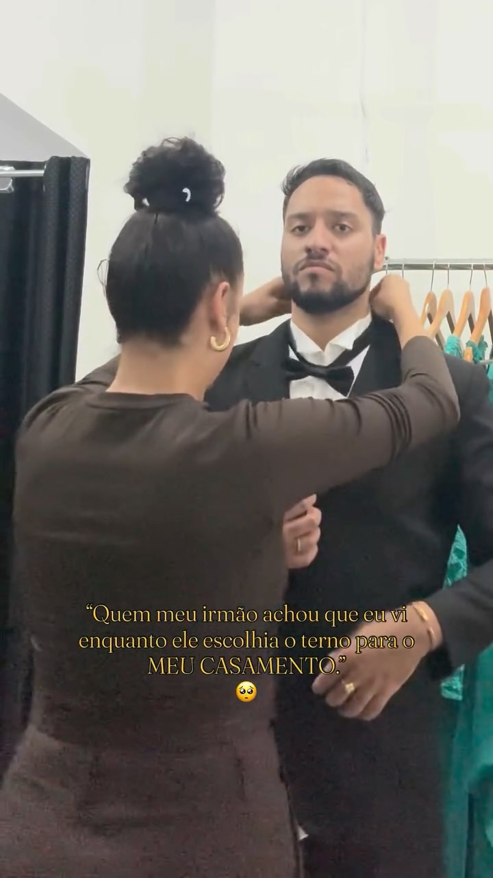Ele achou que estava apenas escolhendo um terno para ser padrinho do meu casamento…

Mas, enquanto eu olhava para ele, eu via muito mais do que isso.

Eu via todas as versões do meu viadinho. 🤍🦌

O menino que cresceu ao meu lado, que dividiu comigo risadas, implicâncias, segredos e tantas memórias que só nós entendemos.

Porque, às vezes, um momento simples faz a gente perceber o quanto o tempo passou.

Ali, ajustando o paletó, ele já não era mais aquele garoto de anos atrás.

Era um homem.

E
