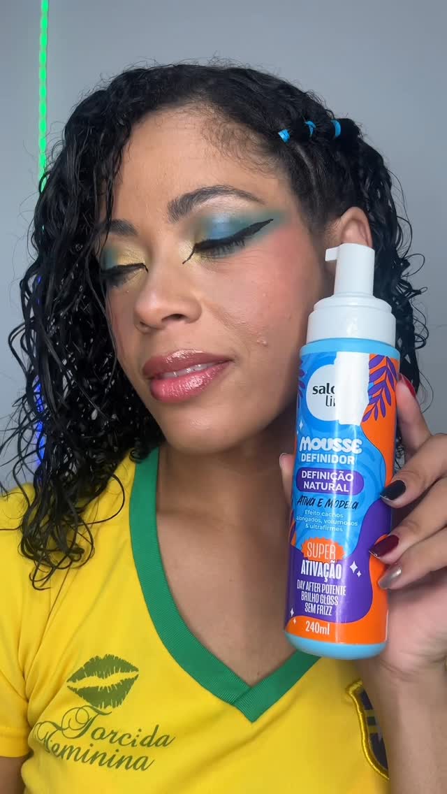 Penteado pra copa do mundo. 🇧🇷 

Os jogos estão chegando e claro que não podemos estar de qualquer jeito. 

Nada melhor que um penteado fácil e prático para torcer pelo Brasil 🇧🇷. 

Usei o mousse da @salonlinebrasil que trás uma definição natural dos fios,ativa e modela eles. 

Seus fios também ficam sem frizz e com um brilho gloss. 

O penteado lateral é super prático de fazer,sigam o passo a passo e bora curtir o jogo. 

Passo 1: Separar uma mechana lateral final. 
Passo2: Prenda a mecha n