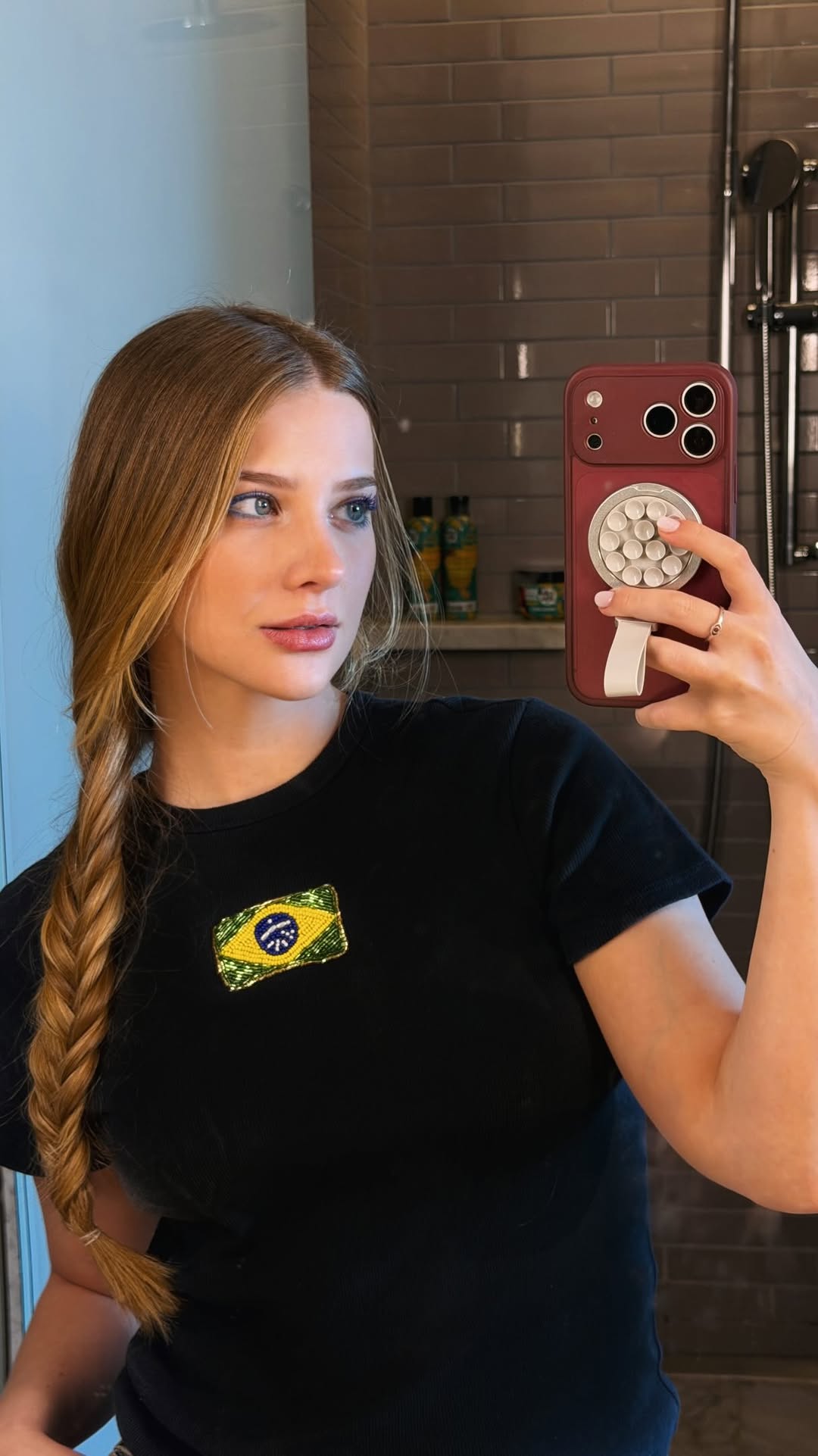 Vem comigo fazer um penteado para a Copa! 🇧🇷
Vocês sabem que tão importante quanto um penteado bonito é ter um cabelo bem tratado, né? Um cabelo saudável faz toda a diferença no resultado final, trazendo mais brilho, maciez e deixando qualquer produção ainda mais bonita.

Por isso, preparei o meu com a linha Tropical Fruits da Oh My!, que além do cheirinho maravilhoso de frutas, deixa o cabelo super macio e brilhoso! 🥭🌴

Essencial para ficar impecável em qualquer programação, seja viajando o
