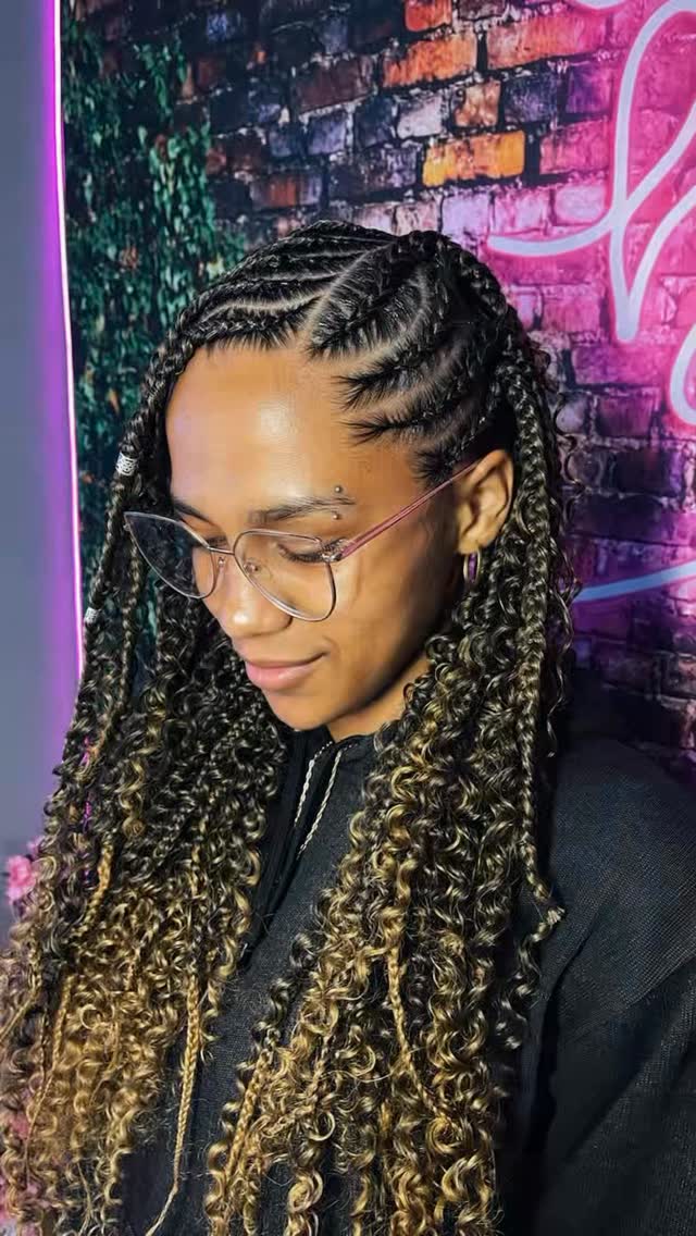 As tranças têm esse poder de renovar o visual e trazer aquela sensação gostosa de se sentir ainda mais bonita.

Bora ativar o poder da autoestima !? 💖🥰😍

📲 Para agendamentos, me chama no WhatsApp, link na bio!