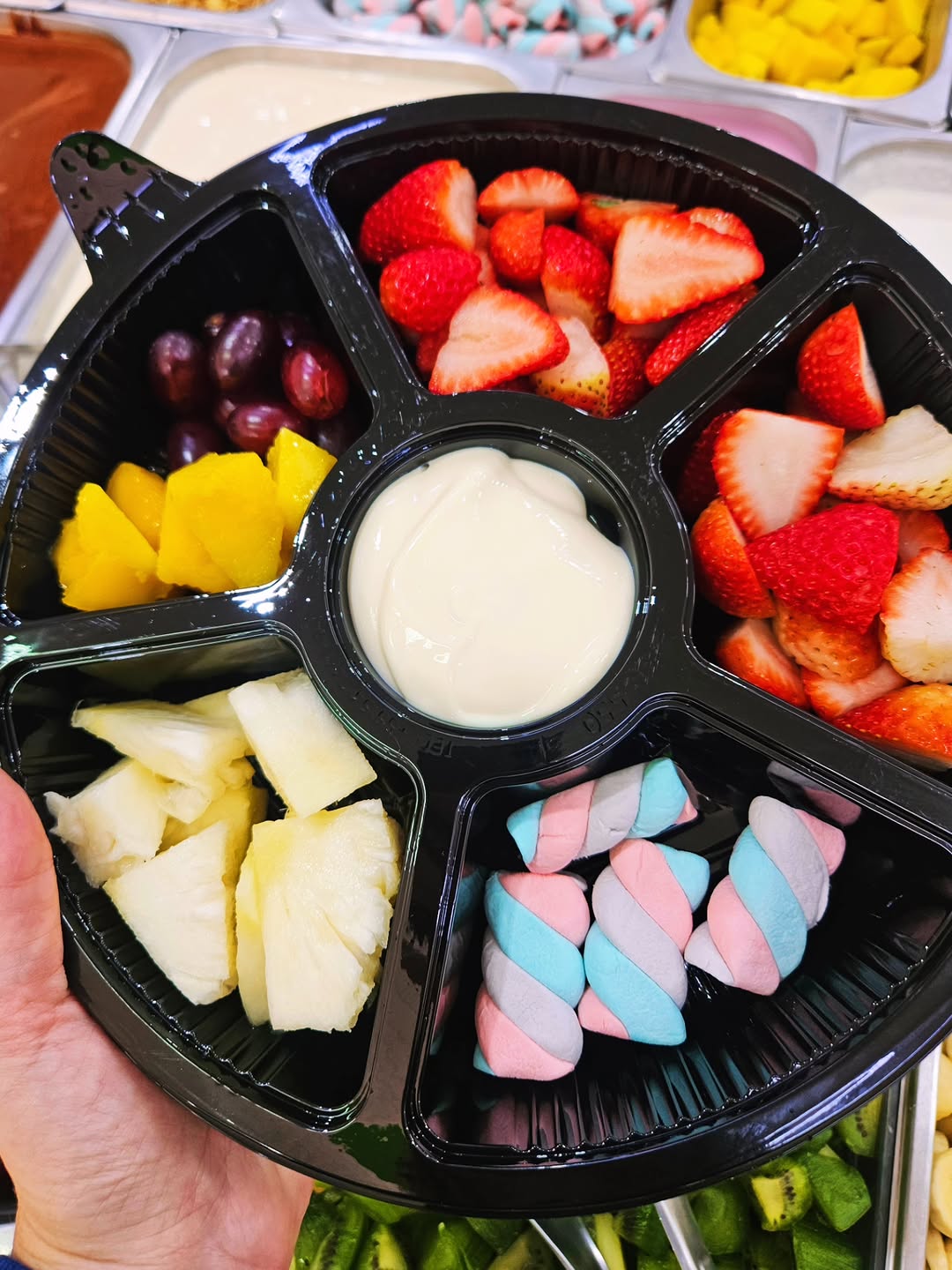 LANÇAMENTO em Piracicaba 😱❤️ 
MESA FONDUE no @amigohorti 
.
Amores vejam esse carrossel 🫣🤤
Nas duas unidades do @amigohorti, na Paulista e no Jardim Elite tem mesa fondue
Vc escolhe as frutas ( morango, banana, kiwi, manga, abacaxi, uva ) as caldas ( iogurte natural, iogurte de morango, geleia de morango artesanal, ganache de chocolate ao leite, ganache de chocolate branco com ninho ) e ainda tem marshmalow e ovomaltine
Monta sua bandeija como preferir
.
Gentxi isso é demais
Olhem nossa bande