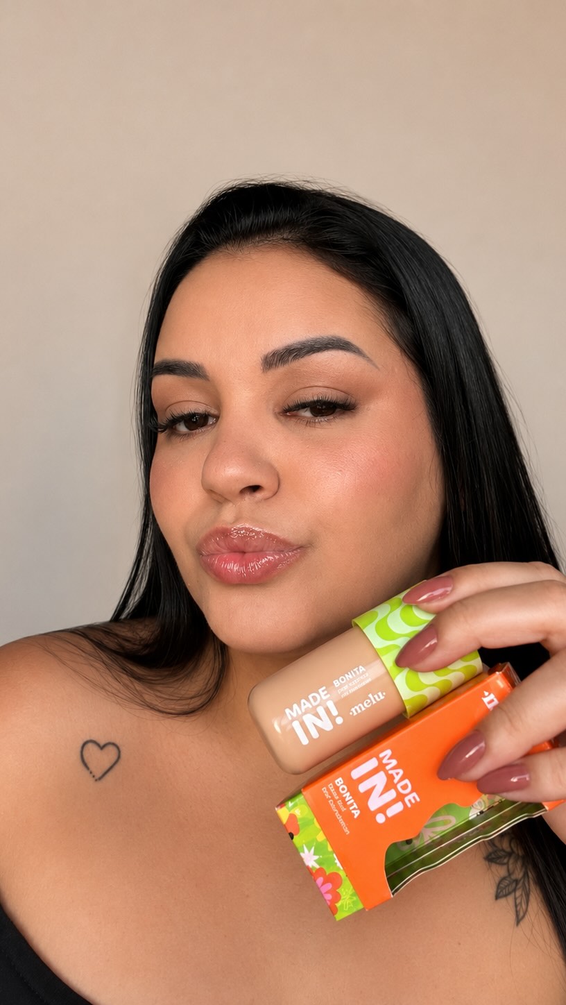 Testando a base da @melu.brasil , que garanti na beauty show 💖 

Primeiras impressões: textura leve, cobertura linda e acabamento super natural… do jeitinho que a gente ama! 💖

Tô chocada com esse glow saudável 😍 será que virou minha favorita?

#BaseMeluUGC  #yoougroup
