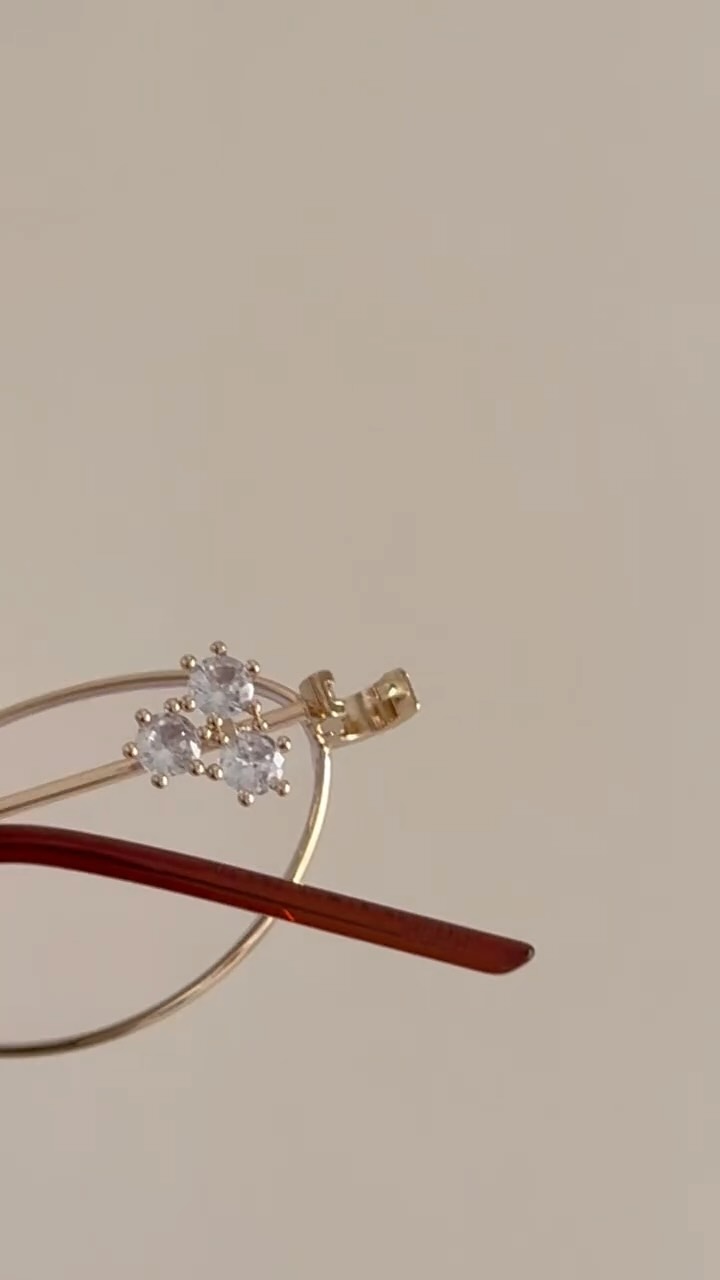 @oculos_meninaflor 
💖 A MELHOR PROMOÇÃO DO ANO CHEGOU! 💖

A Promoção Apaixonadas & Mimadas está no ar e você vai levar muito mais do que imagina! ✨

Na compra de 1 óculos com lentes de grau ou descanso, você ganha:

🎁 +1 óculos 2 em 1 à sua escolha
🎁 Já com lentes de grau + antirreflexo
🎁 Bolsa LOVE em couro ecológico (edição limitada)

E o melhor de tudo? Você escolhe o modelo do óculos presente e ele já chega prontinho com o seu grau! 😍

💰 Óculos com grau a partir de menos de R$300.

🎟