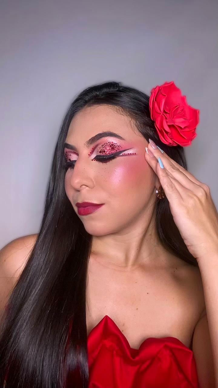 Inspiração de make vermelha para as quadrilheiras ❤️🌹
.
.
#makejunina #rainhadosaojoao #maquiagemvermelha #makeupartist #sãojoao